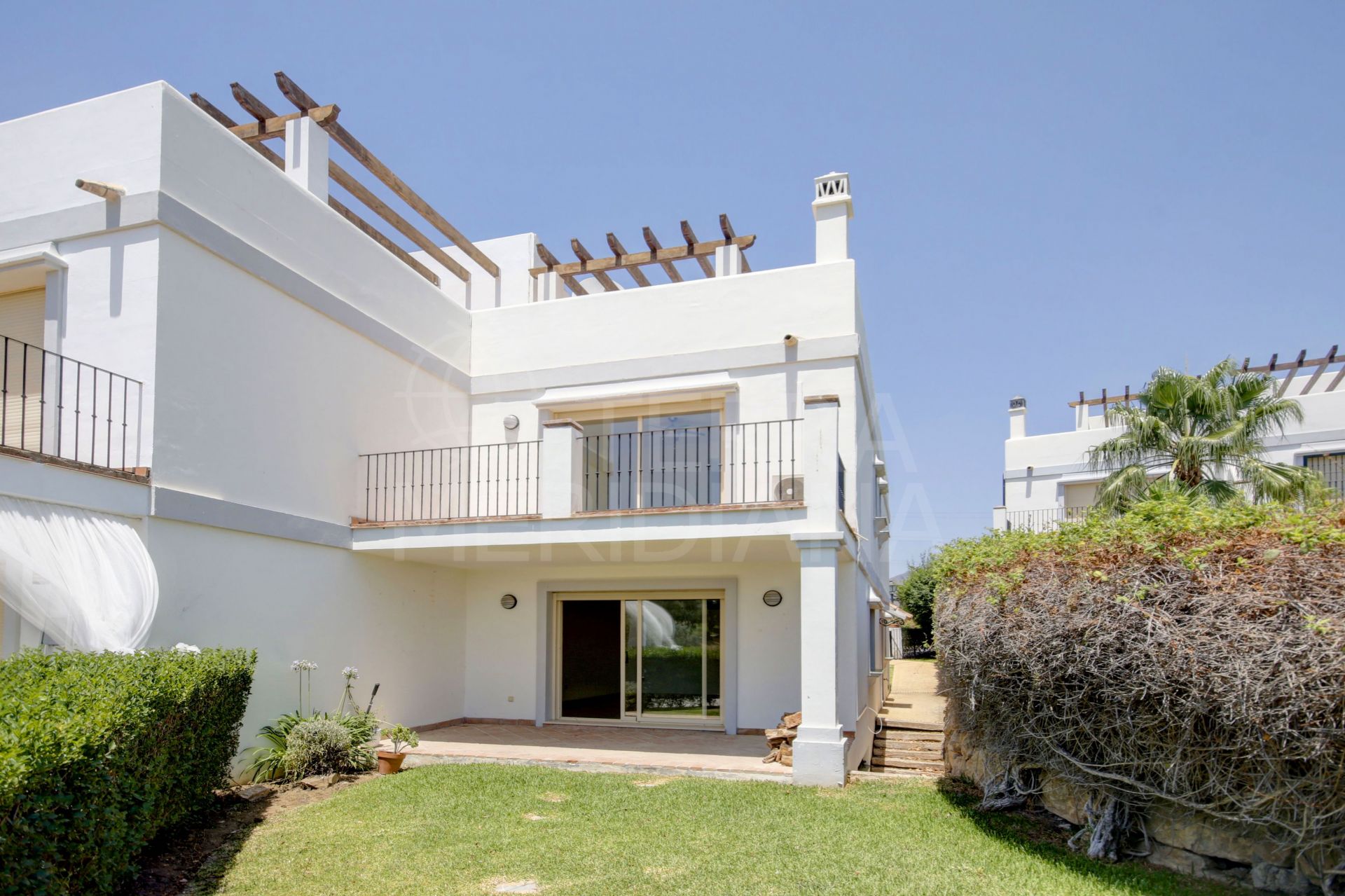 Casa adosada de 3 dormitorios en primera línea de golf con vistas al mar en venta en Estepona Golf