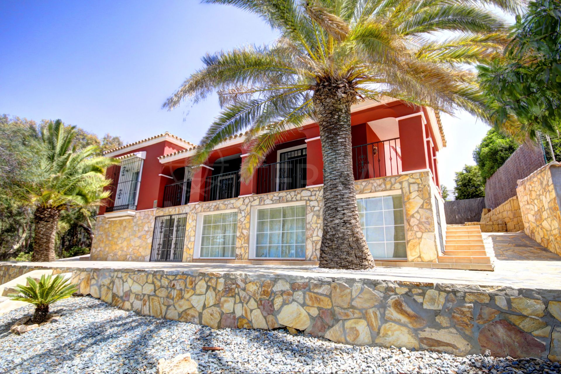 Villa de estilo mediterráneo en primera línea de playa en alquiler en Sabinillas