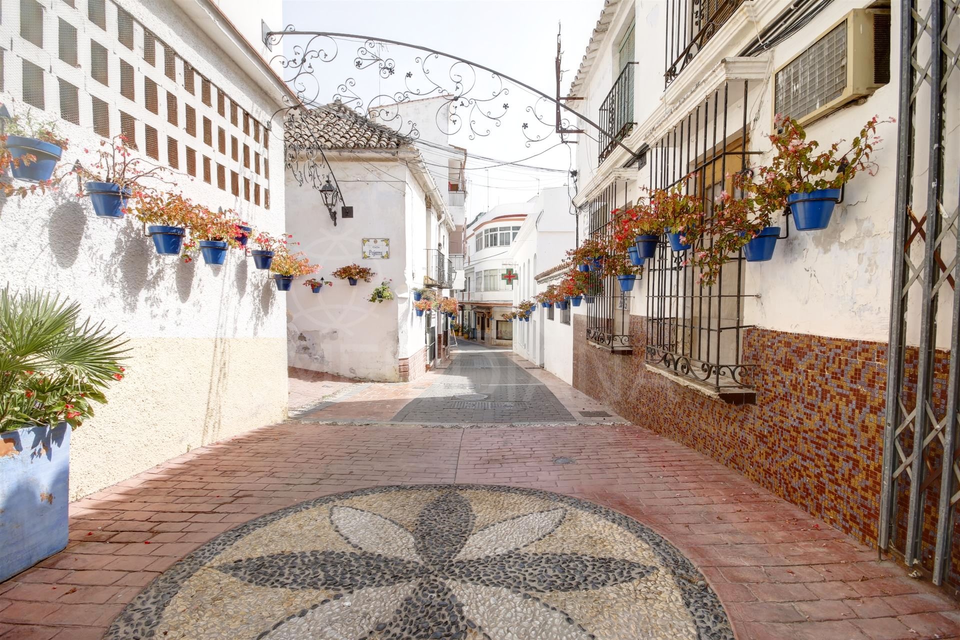 Commercial for sale in the old town of Estepona, with project for 3 apartments, next to the beach