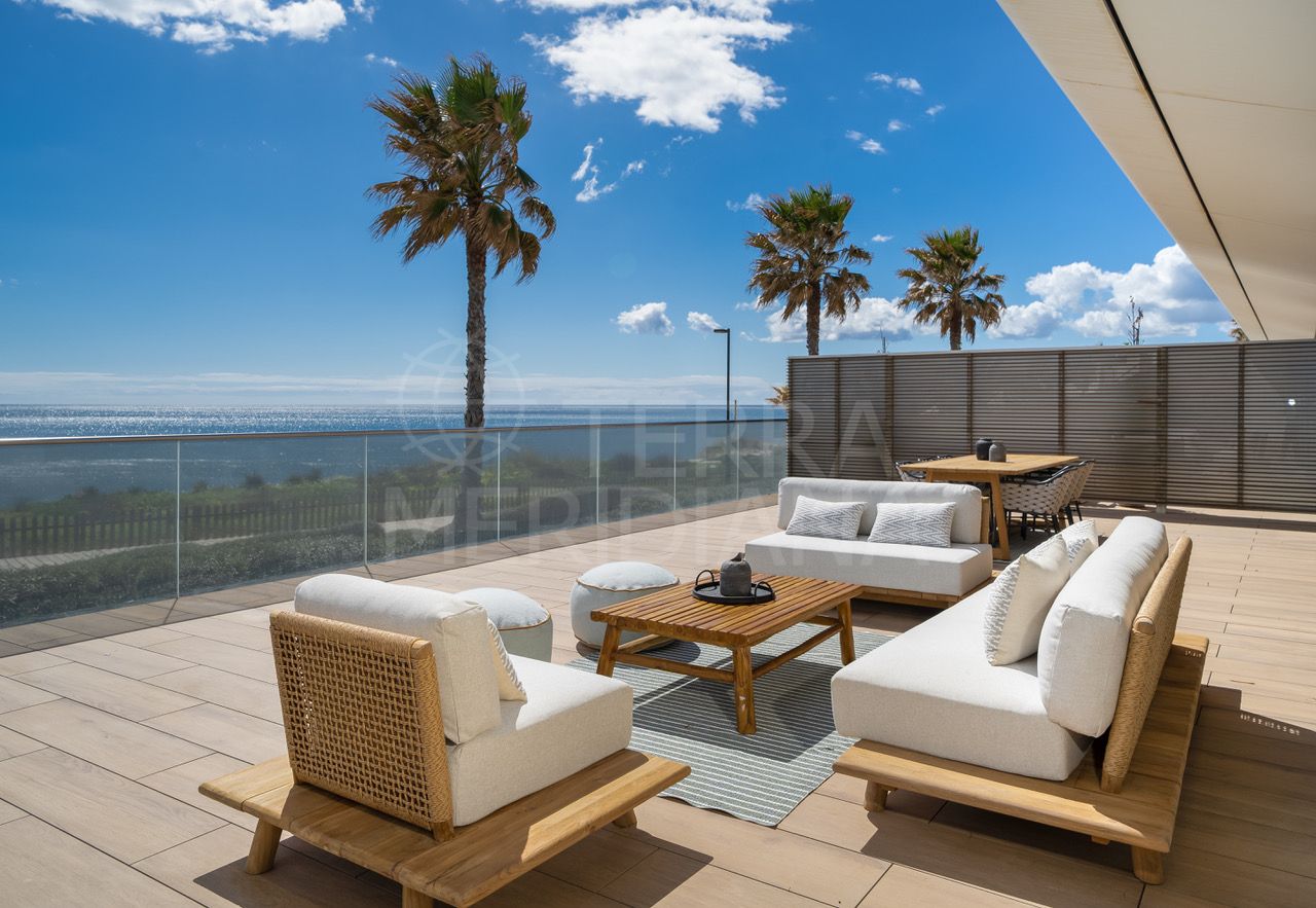 Nouveau penthouse moderne à vendre à Estepona en première ligne de plage