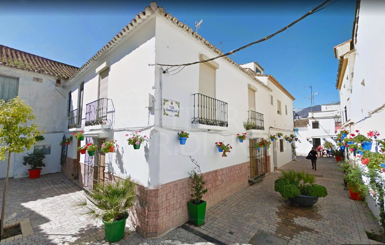 Towhnhouse to reform for sale in the old town centre of Estepona, close to the beach