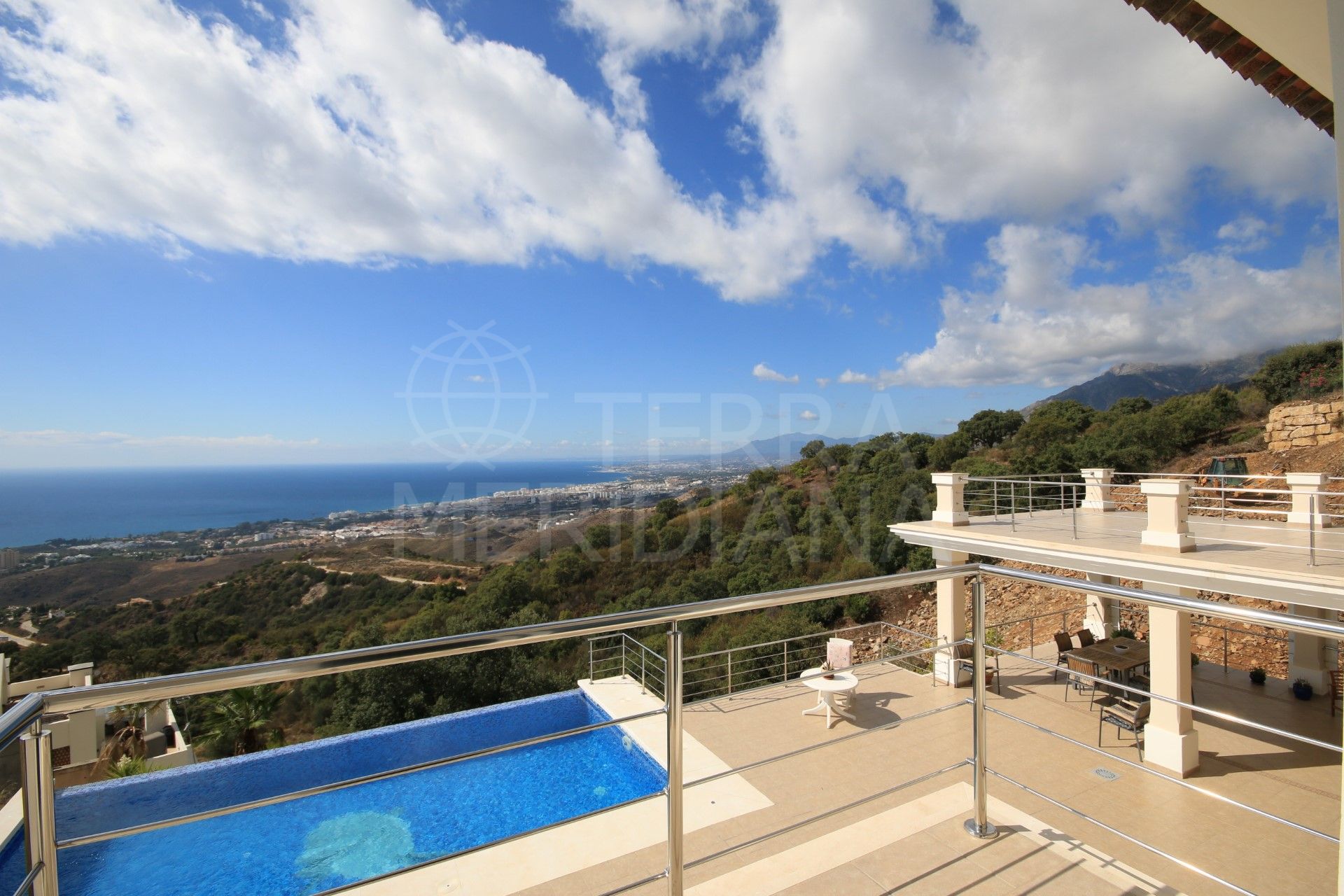 Preciosa villa en venta en Los Altos de Los Monteros, con vistas preciosas de la costa Mediterranea