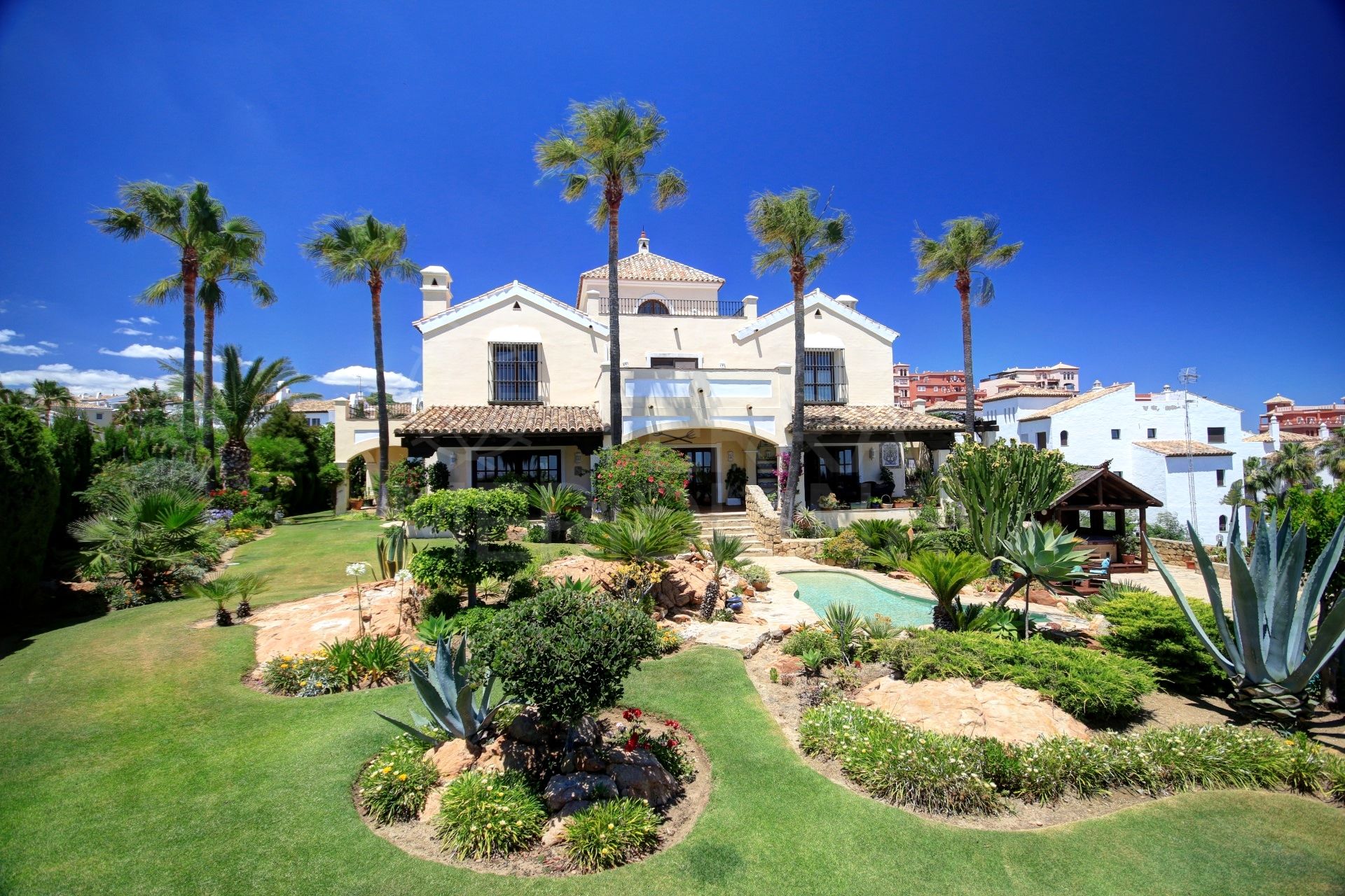 Large villa for sale in La Duquesa Golf, with front line golf views and panoramic sea views.