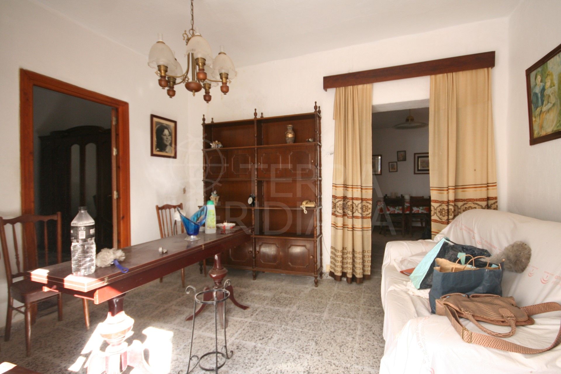 Maison de ville à vendre dans la vieille ville d'Estepona, à proximité de la plage et avec une terrasse privée.