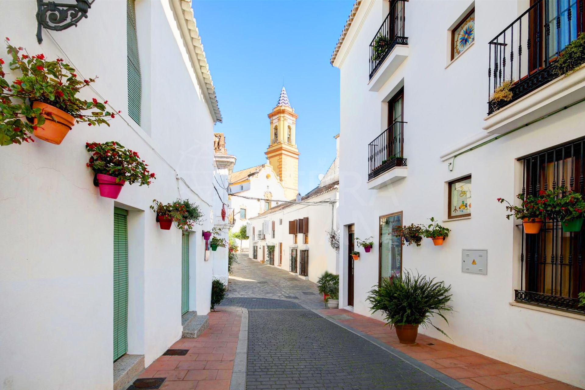 Casa adosada en venta en el casco antiguo de Estepona, muy cerca de la playa y terraza privada