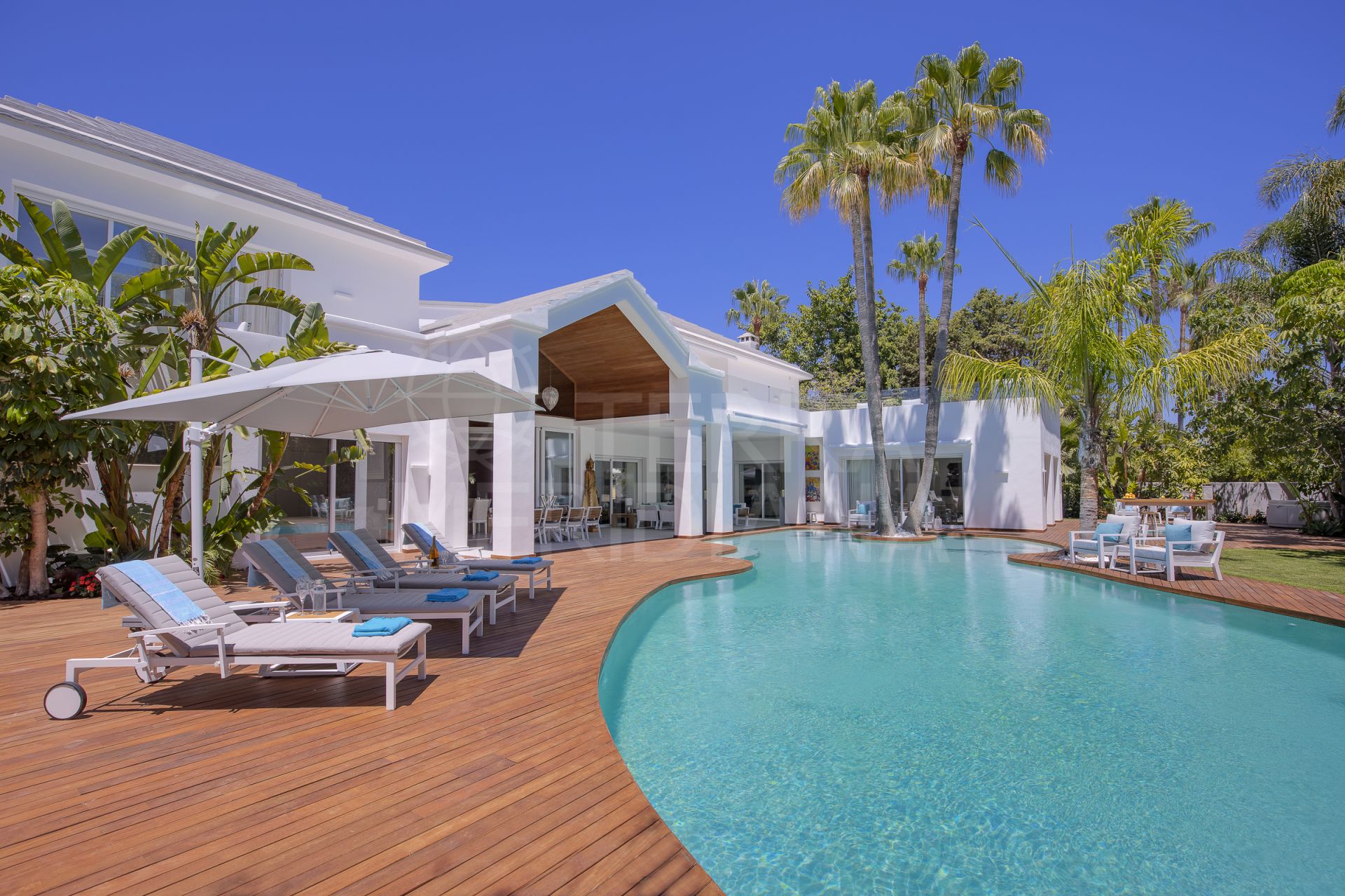 Villa recientemente reformada en venta en Guadalmina Baja, situada a poca distancia de la playa, Puerto Banús y Marbella