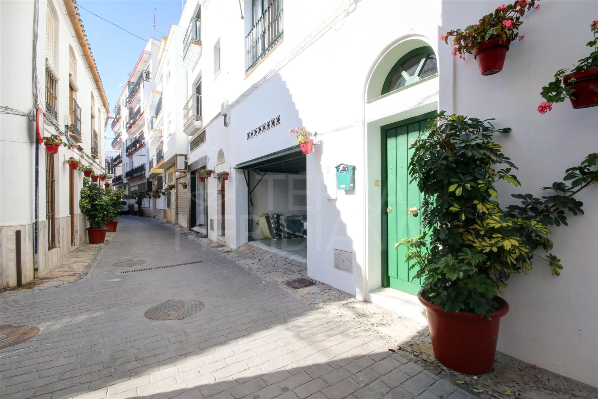 Town house in move-in conditionfor sale with private garage, Estepona old town centre. close to the beach