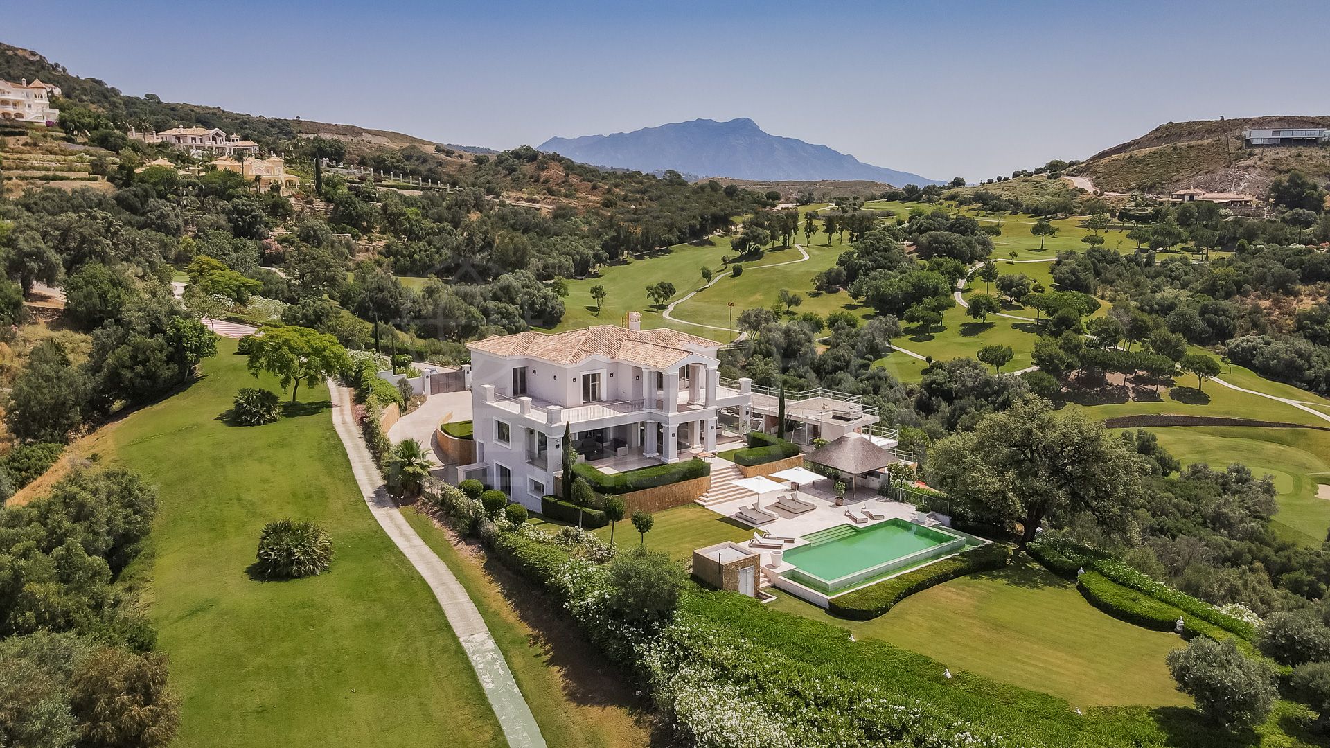 Magnificent villa for sale in Marbella Club Golf Resort, with private swimming pool and golf access