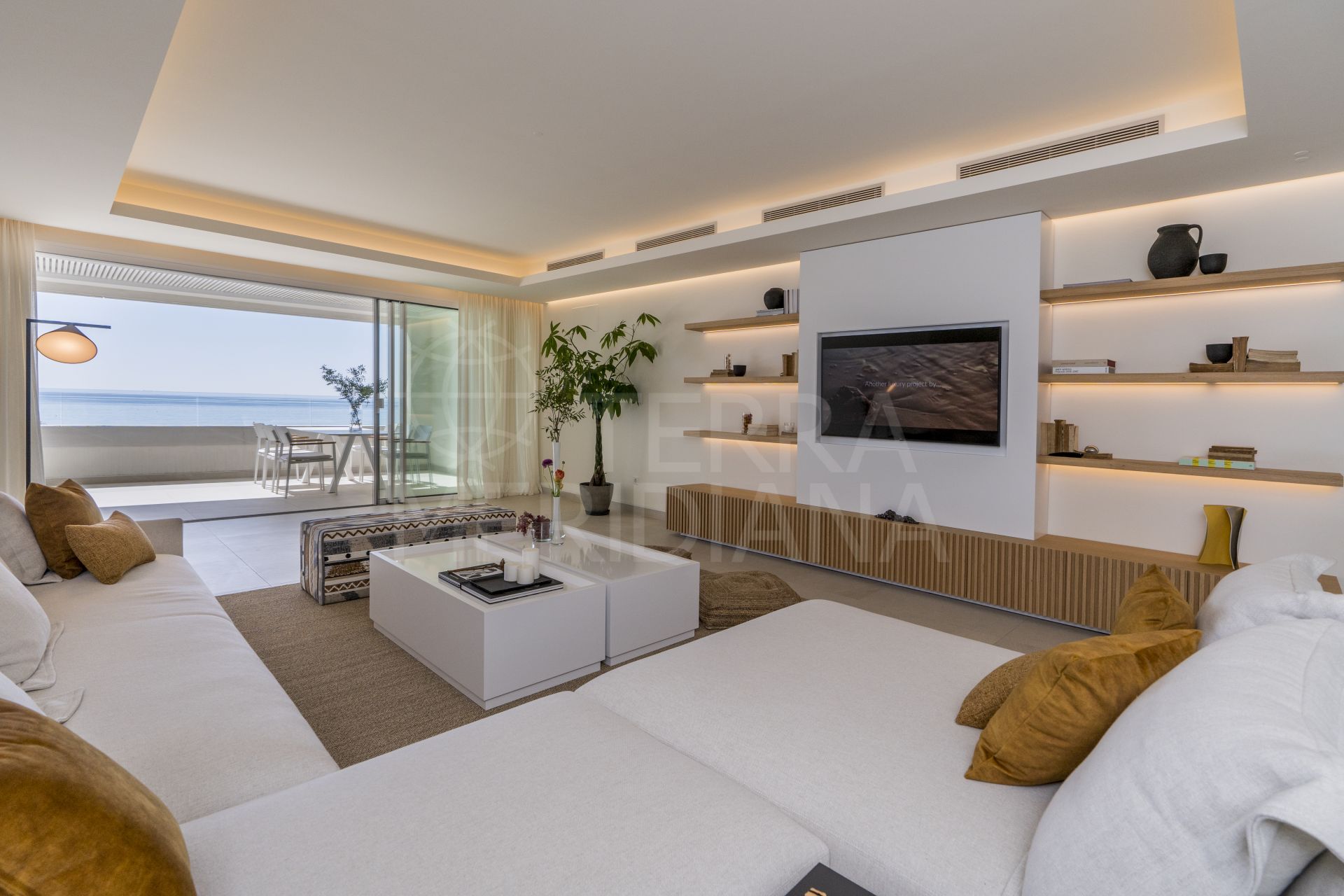 Se vende apartamento de 4 dormitorios en primera línea de playa con vistas al mar, Estepona centro