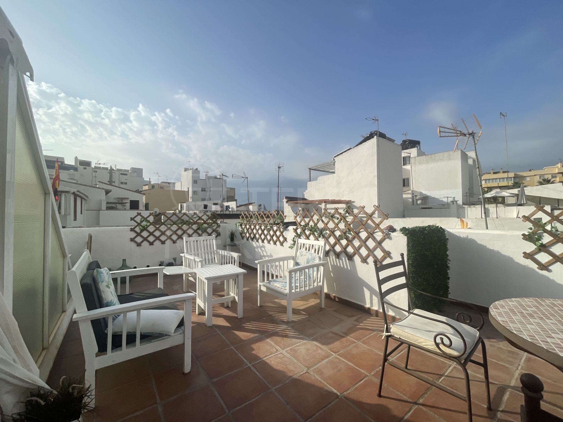 Great townhouse for sale in the old town of Estepona, with tourist apartment business