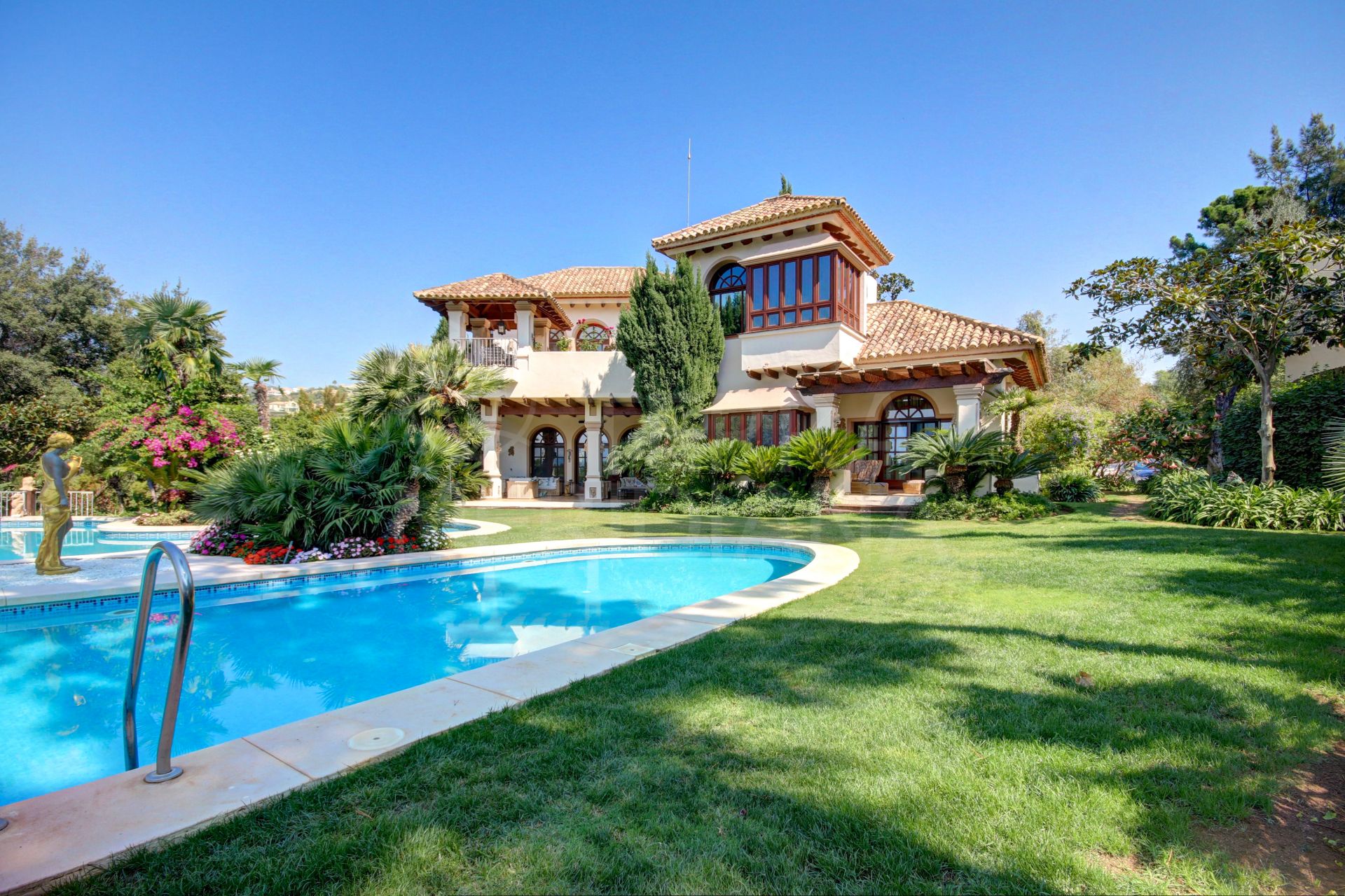 Exquise villa de luxe avec maison d'amis sur un terrain de golf en première ligne à vendre à La Zagaleta, Benahavis.