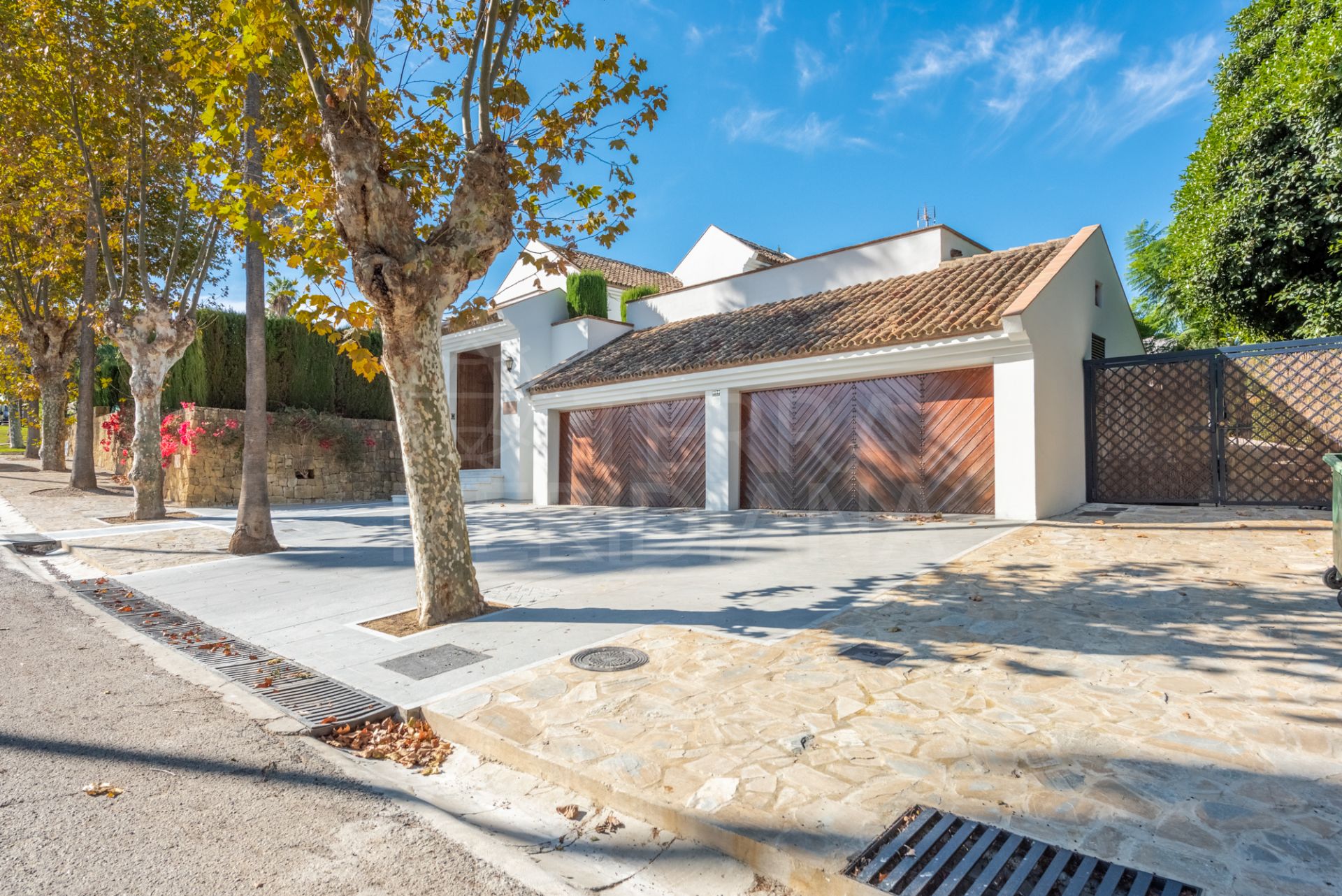 Spacious and stylish villa for sale in the sought after neighbourhood of Kings & Queens, Sotogrande