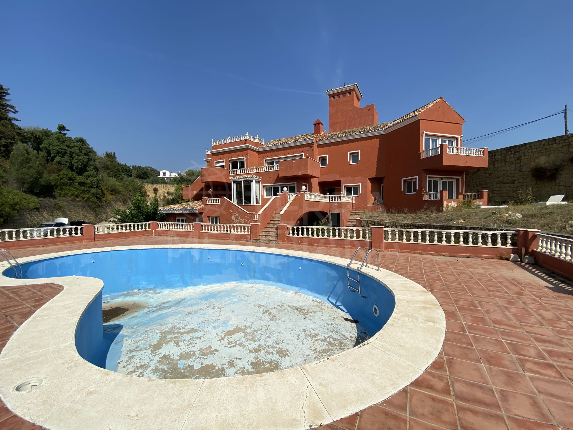 Oportunidad de reforma de villa señorial con vistas al mar en venta cerca de Selwo, La Panera Estepona