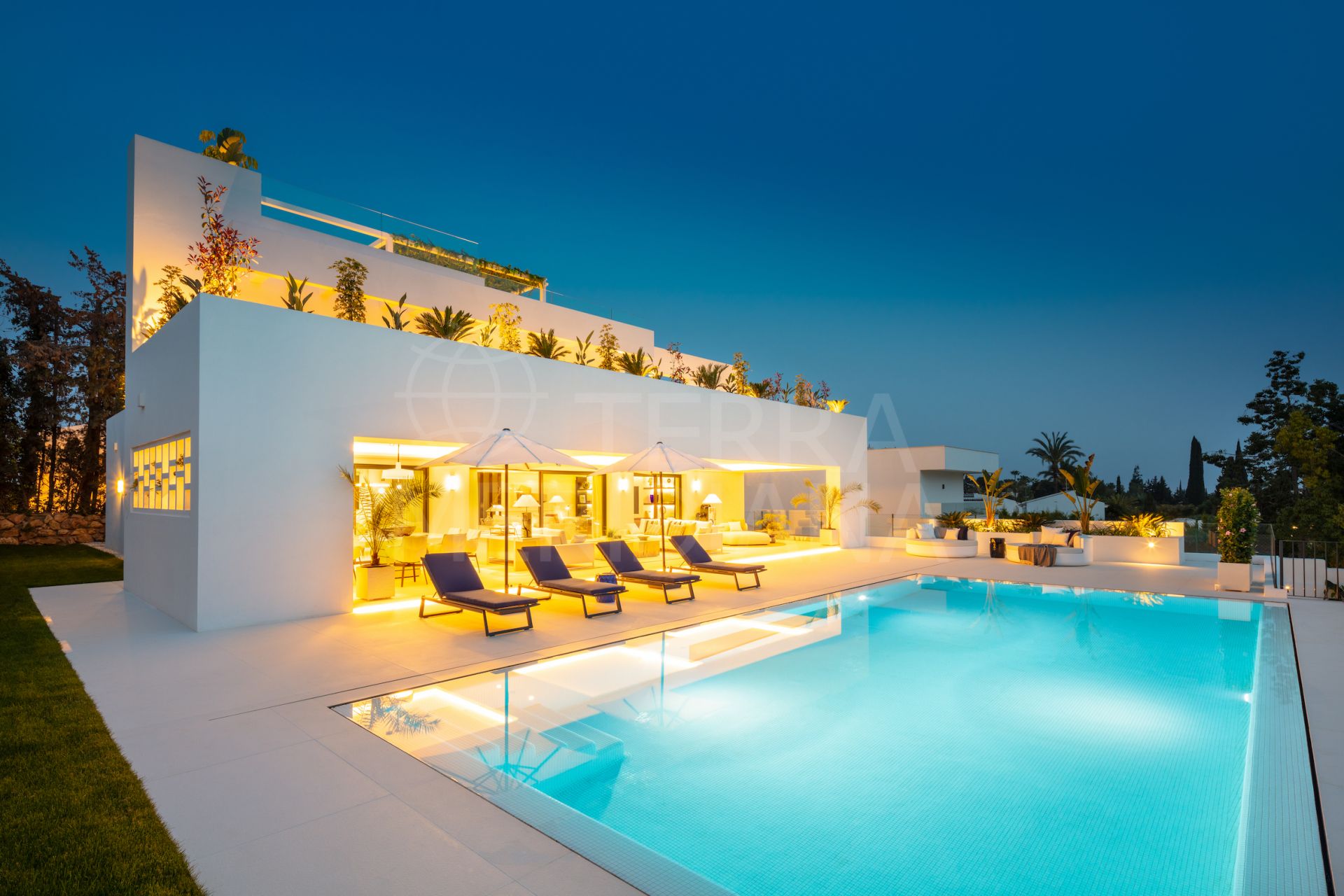 Excepcional villa de lujo de nueva construcción con gran escala en venta en Aloha, Nueva Andalucía, Marbella
