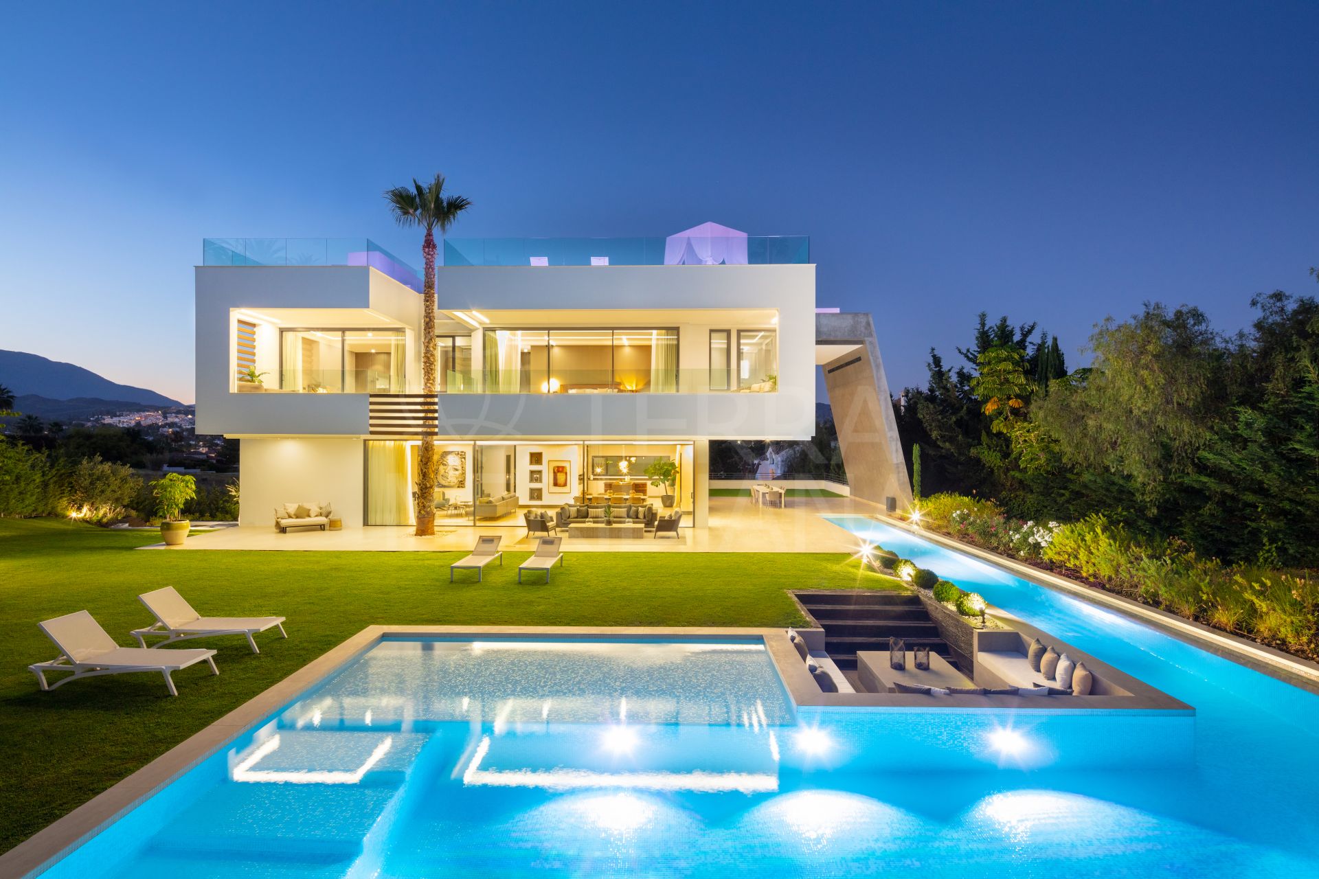 Elegante villa de lujo de nueva construcción con ejecución vanguardista en venta en Nueva Andalucía, Marbella