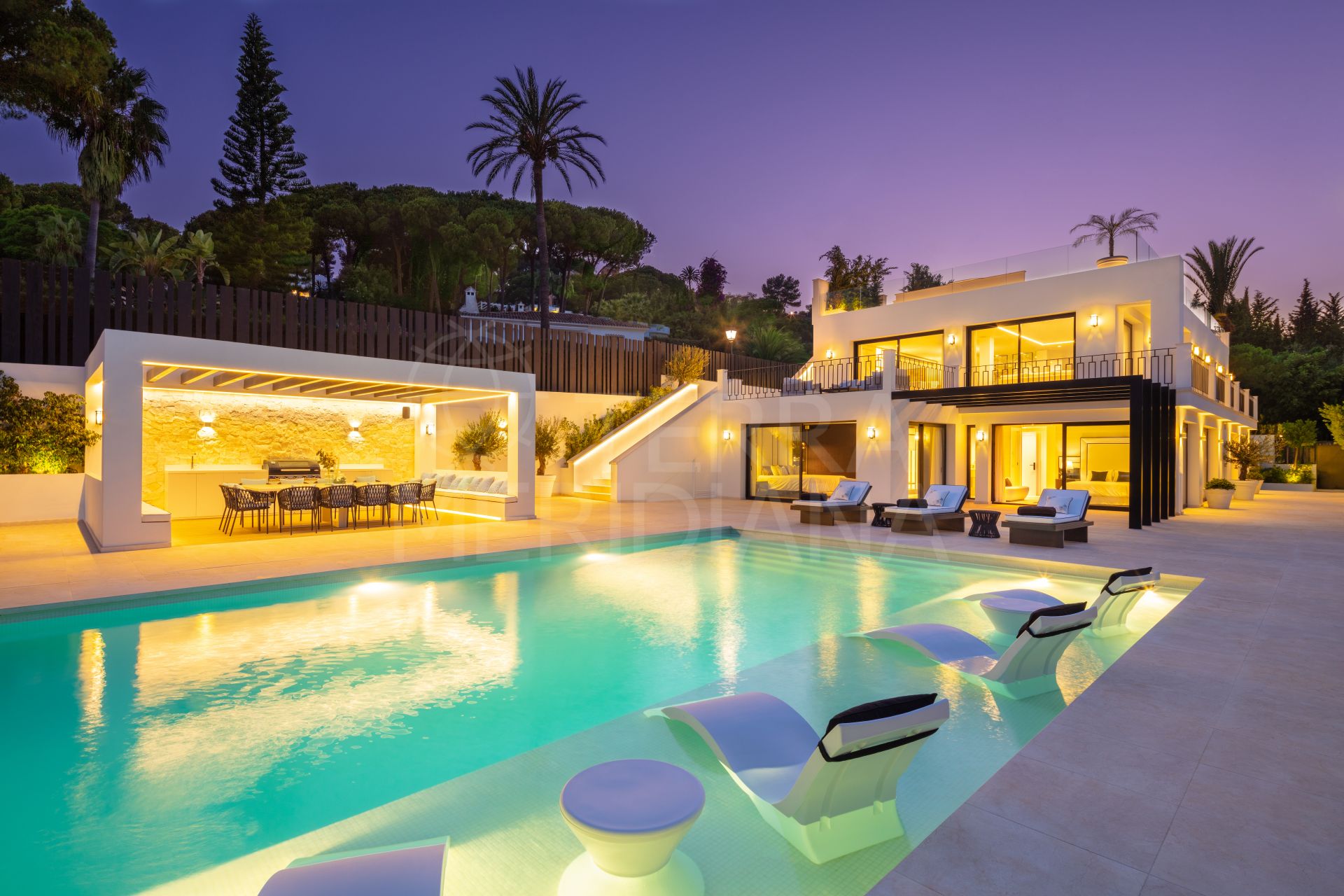 Villa totalmente actualizada con gimnasio y cine en venta en la mejor ubicación de Nueva Andalucía, Marbella
