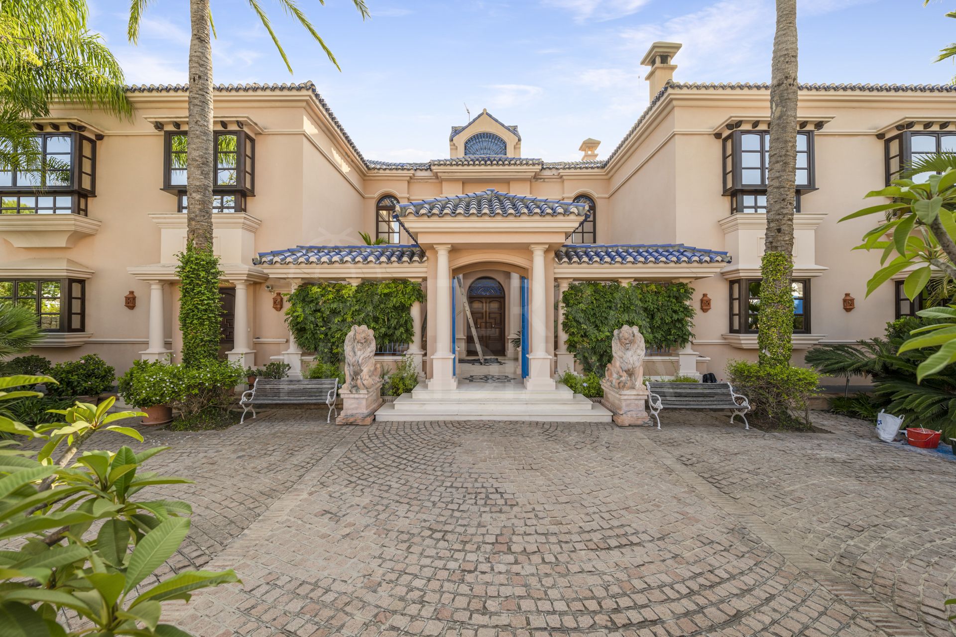 Exclusiva villa tipo mansión con pista de tenis privada en venta en Nueva Andalucía, Marbella