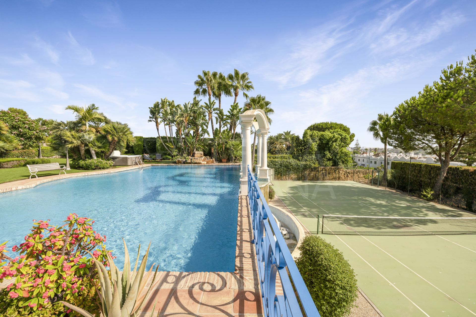 Exclusiva villa tipo mansión con pista de tenis privada en venta en Nueva Andalucía, Marbella