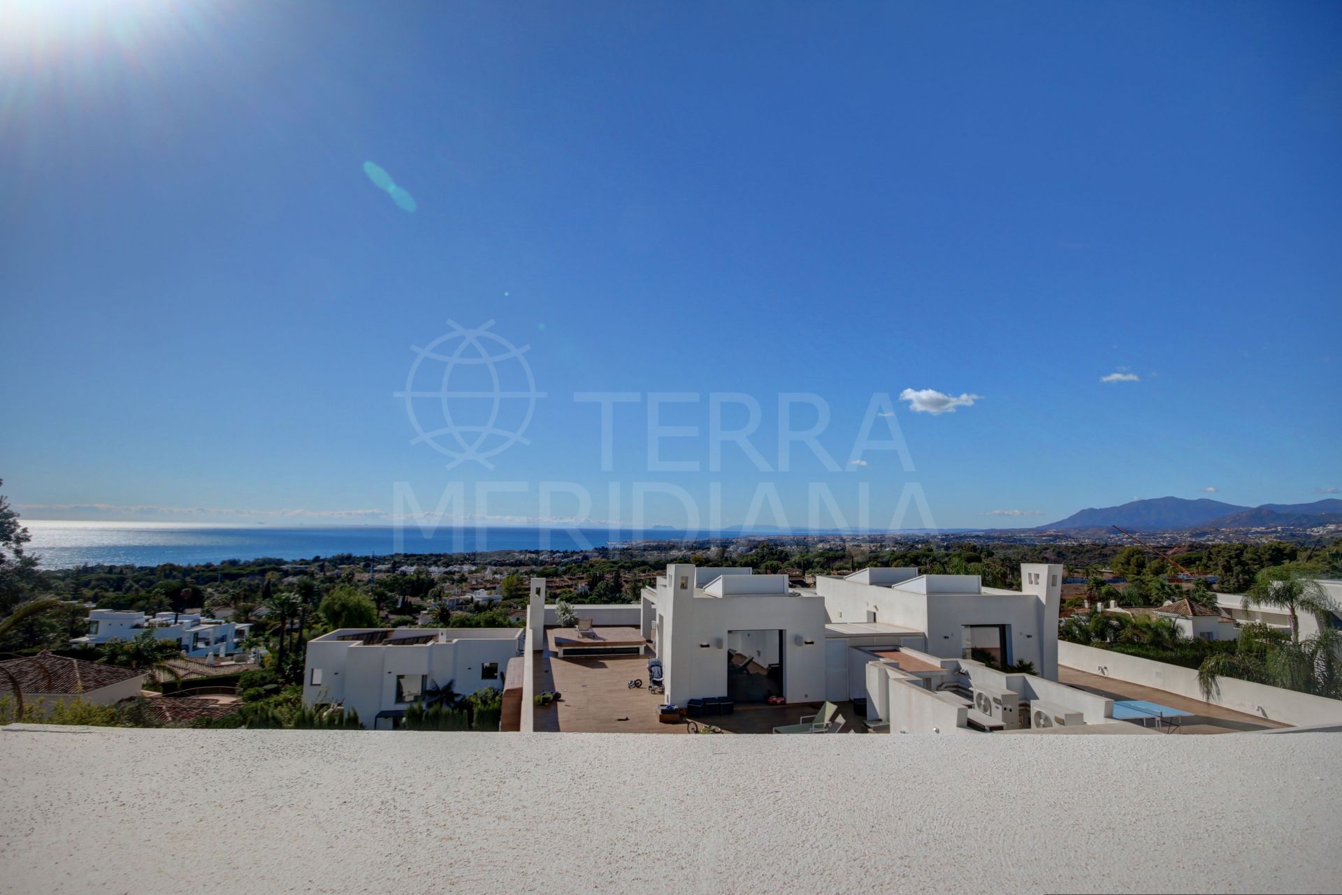 Magnífico ático dúplex de lujo de 4 dormitorios con vistas panorámicas al mar en alquiler en Sierra Blanca Marbella