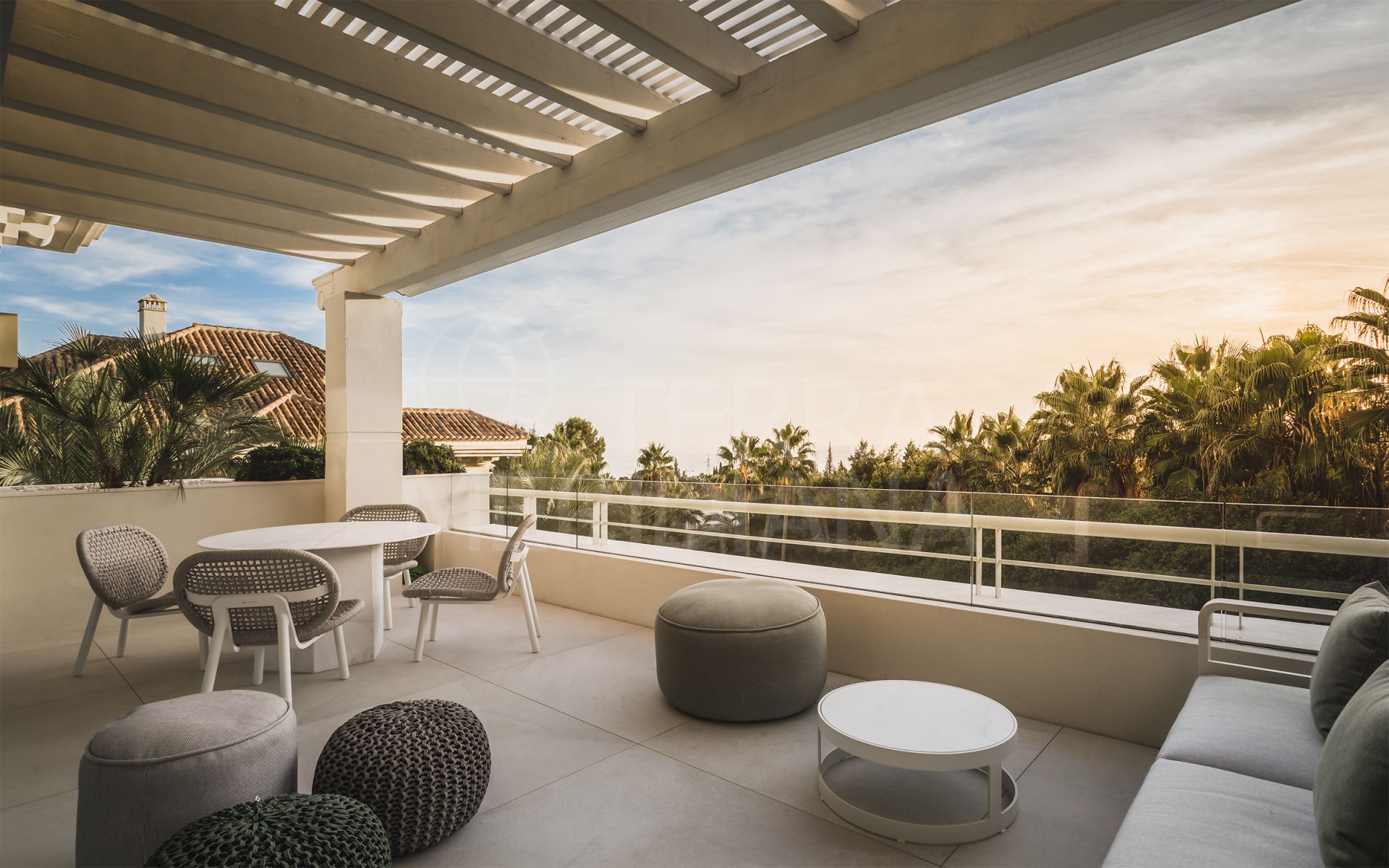 Sensational duplex penthouse with sea views for sale in El Retiro de Nagüeles, Marbella Golden Mile