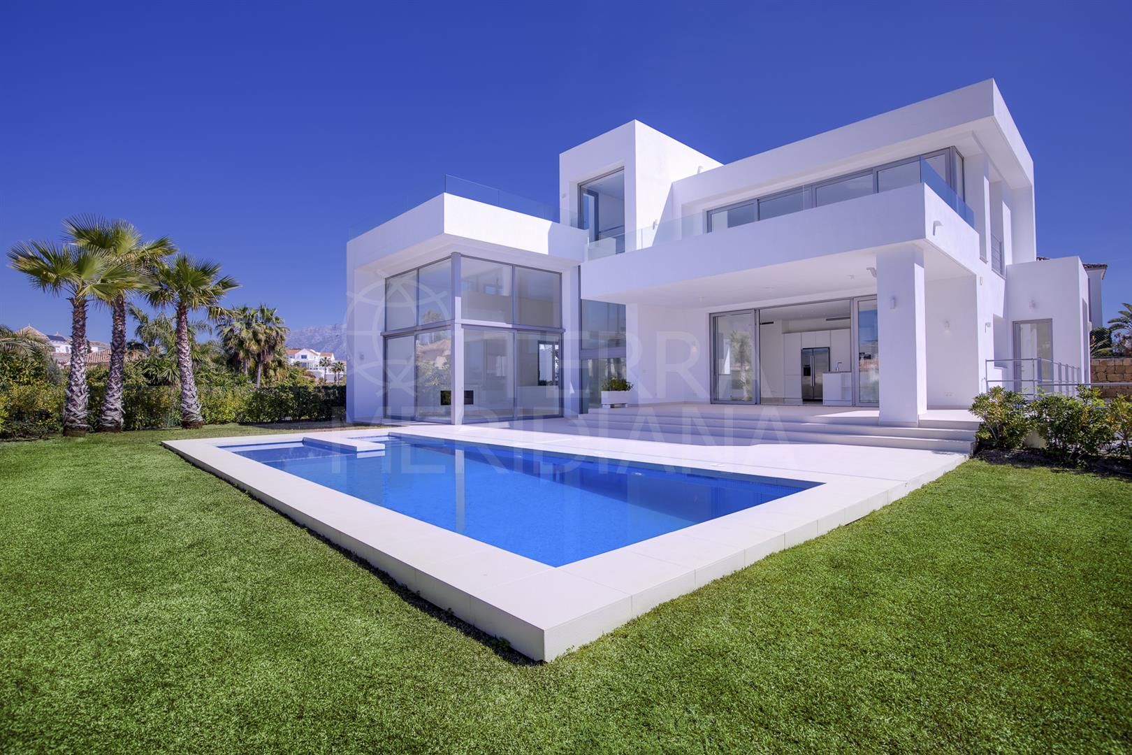 Gorgeous new modern luxury villa with far-reaching views for sale in Puerto del Capitan, Benahavis