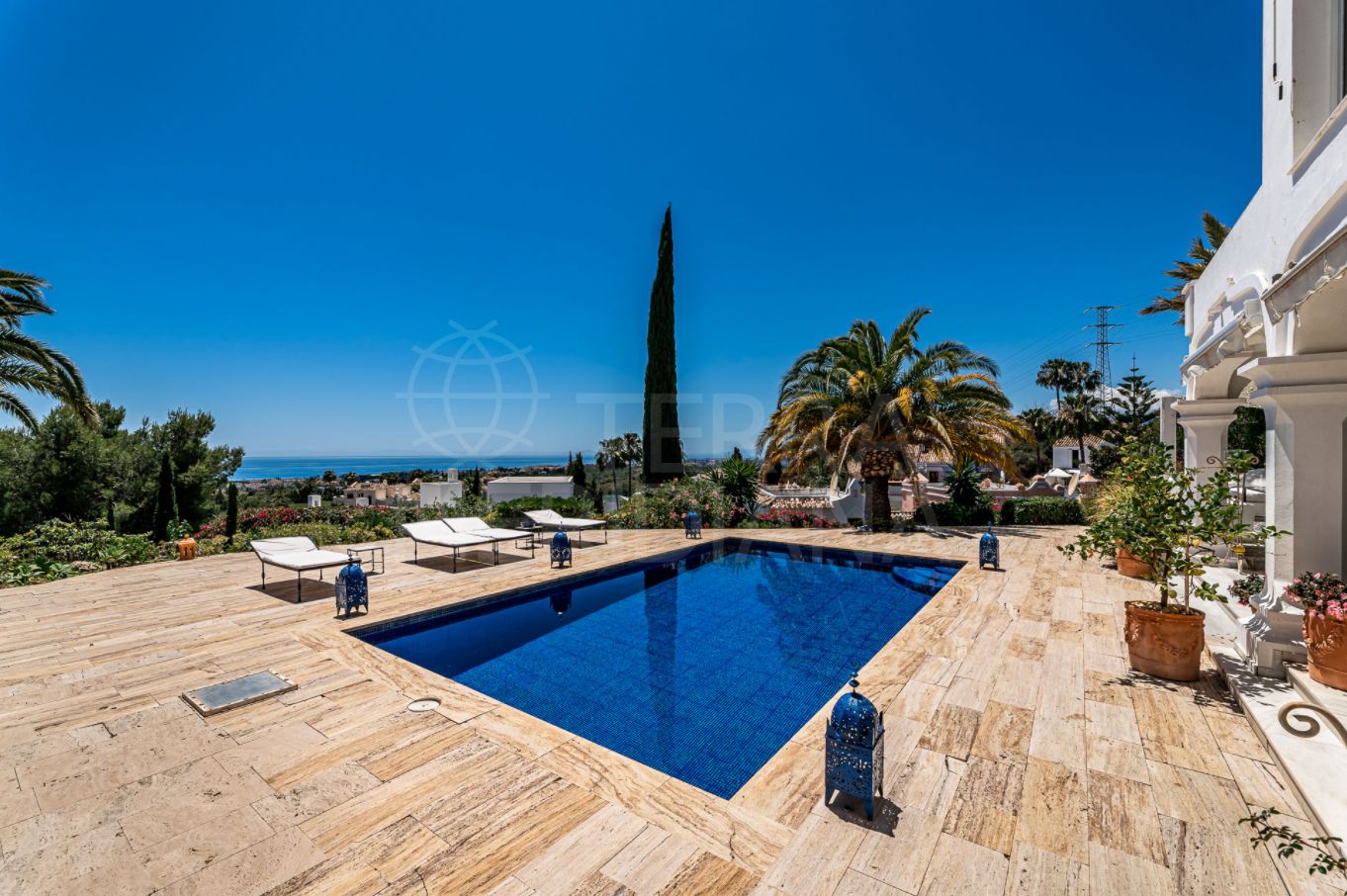 Elegant villa with guest apartment and sea views for sale in the Marbella Hill Club, Marbella Golden Mile