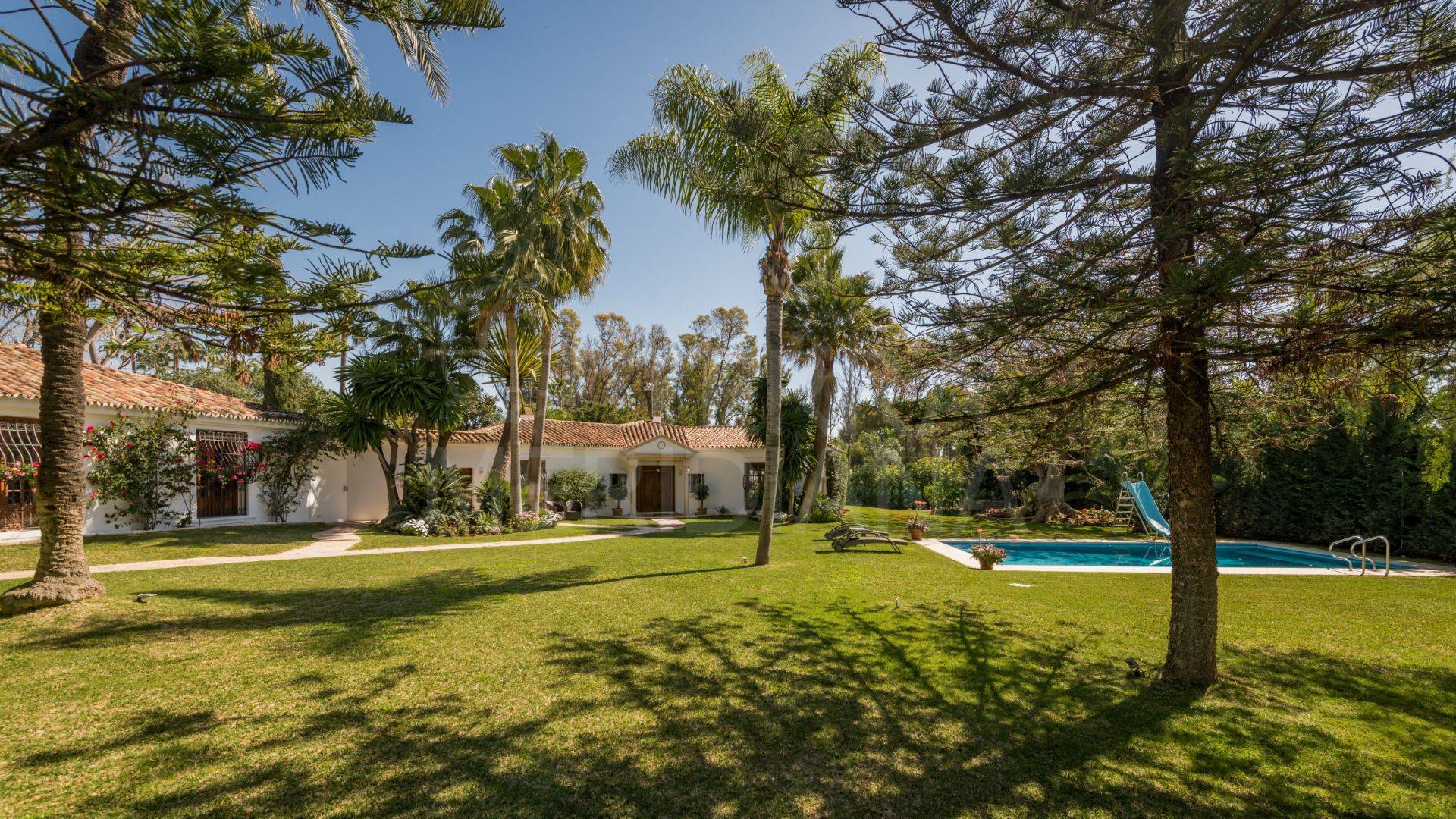 Villa reformada con orientación sur y piscina climatizada en venta en Guadalmina Baja, San Pedro de Alcántara