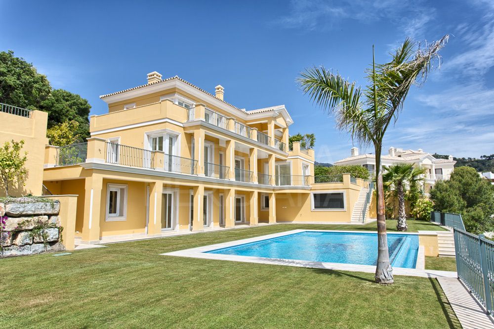 New 5 bedroom luxury villa with cinema and sauna for sale in Los Arqueros, Benahavis
