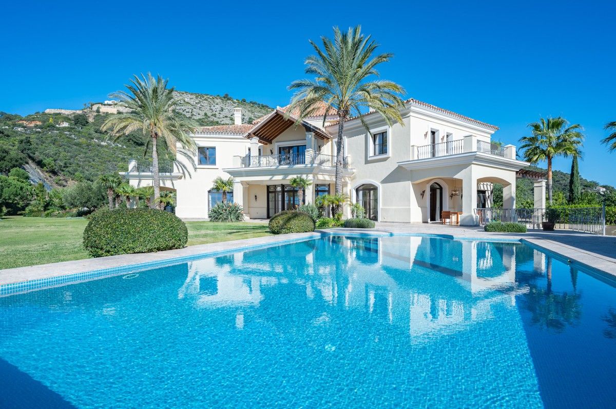 Spectacular 4 bedroom luxury villa with unobstructed sea views for sale in Benahavis