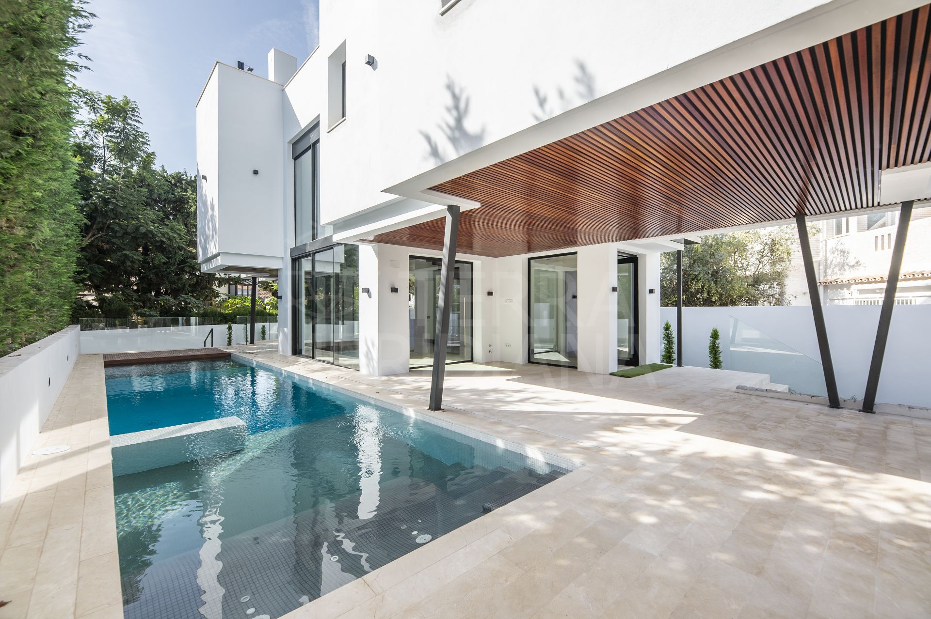Villa contemporanea en venta en Casablanca Beach, Marbella Milla de Oro