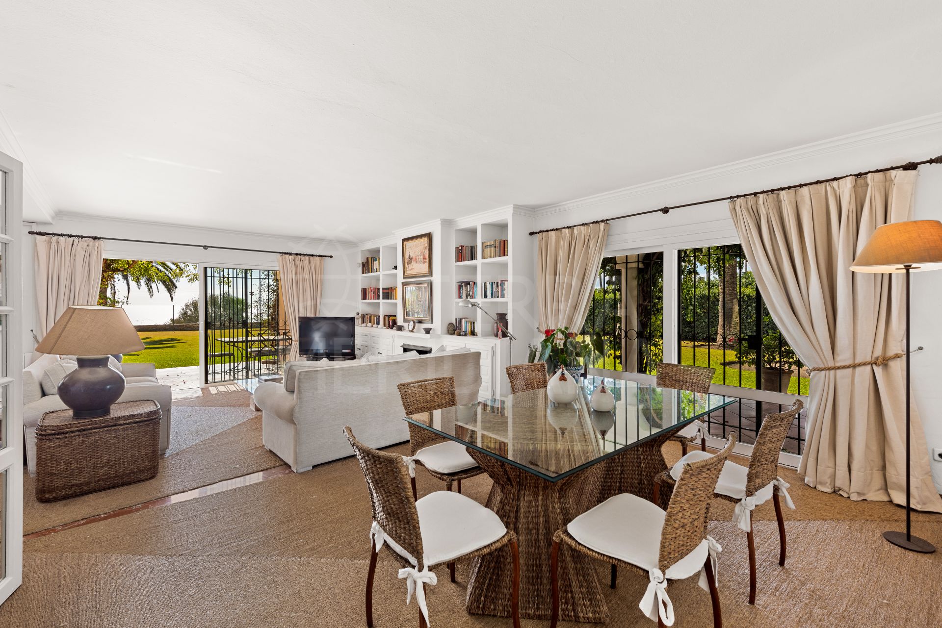 Fabulous 5 bedroom, first-line beach villa for sale near Estepona centre