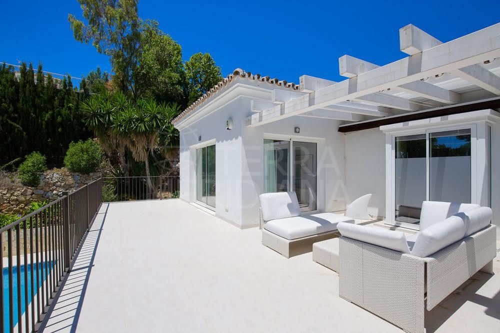 Superb villa with 4 bedrooms and sea views for sale in Cascada de Camojan, Marbella
