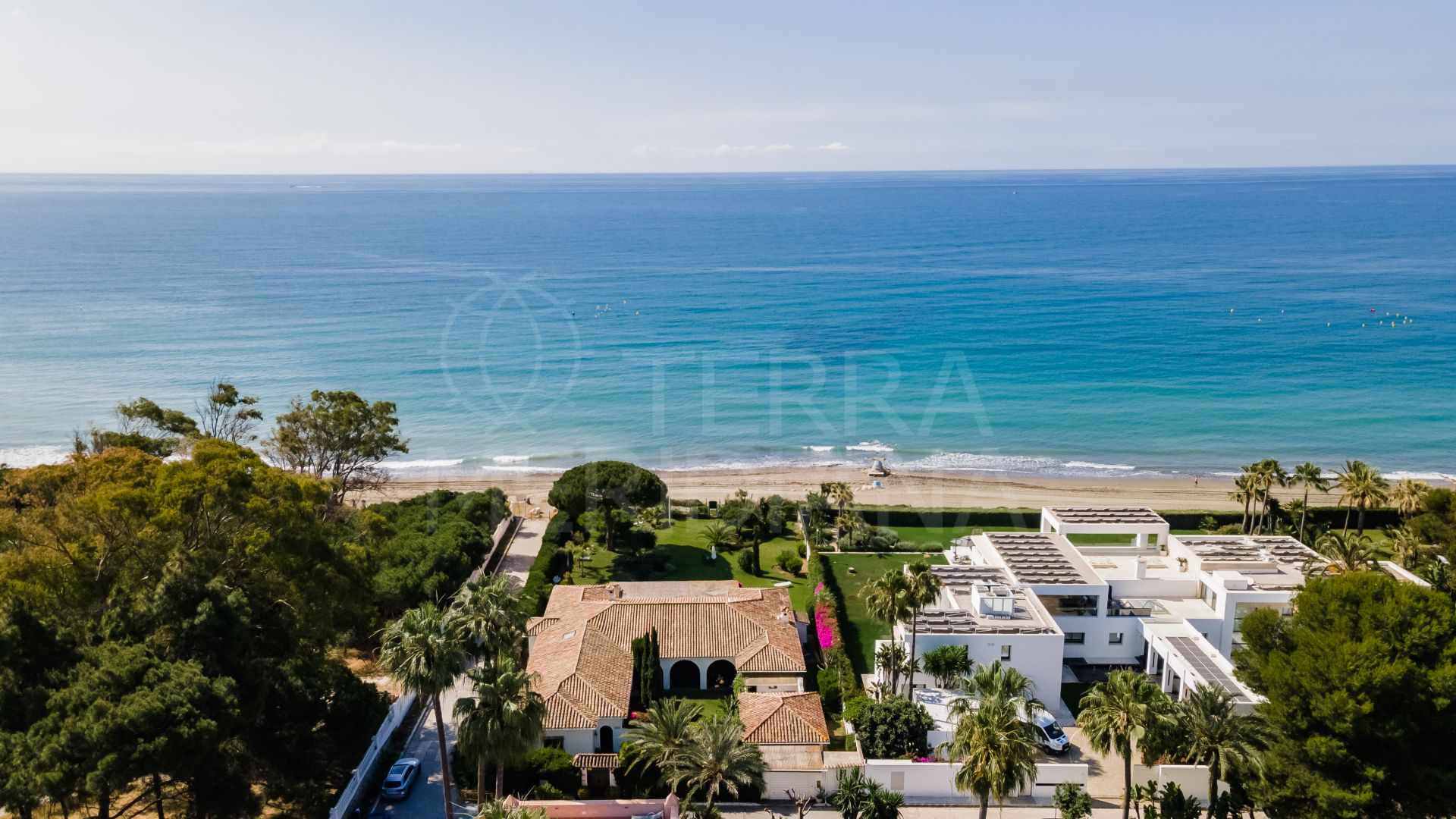 Opportunité d'acheter une villa en première ligne de plage à réformer à Paraiso Barronal, Estepona.
