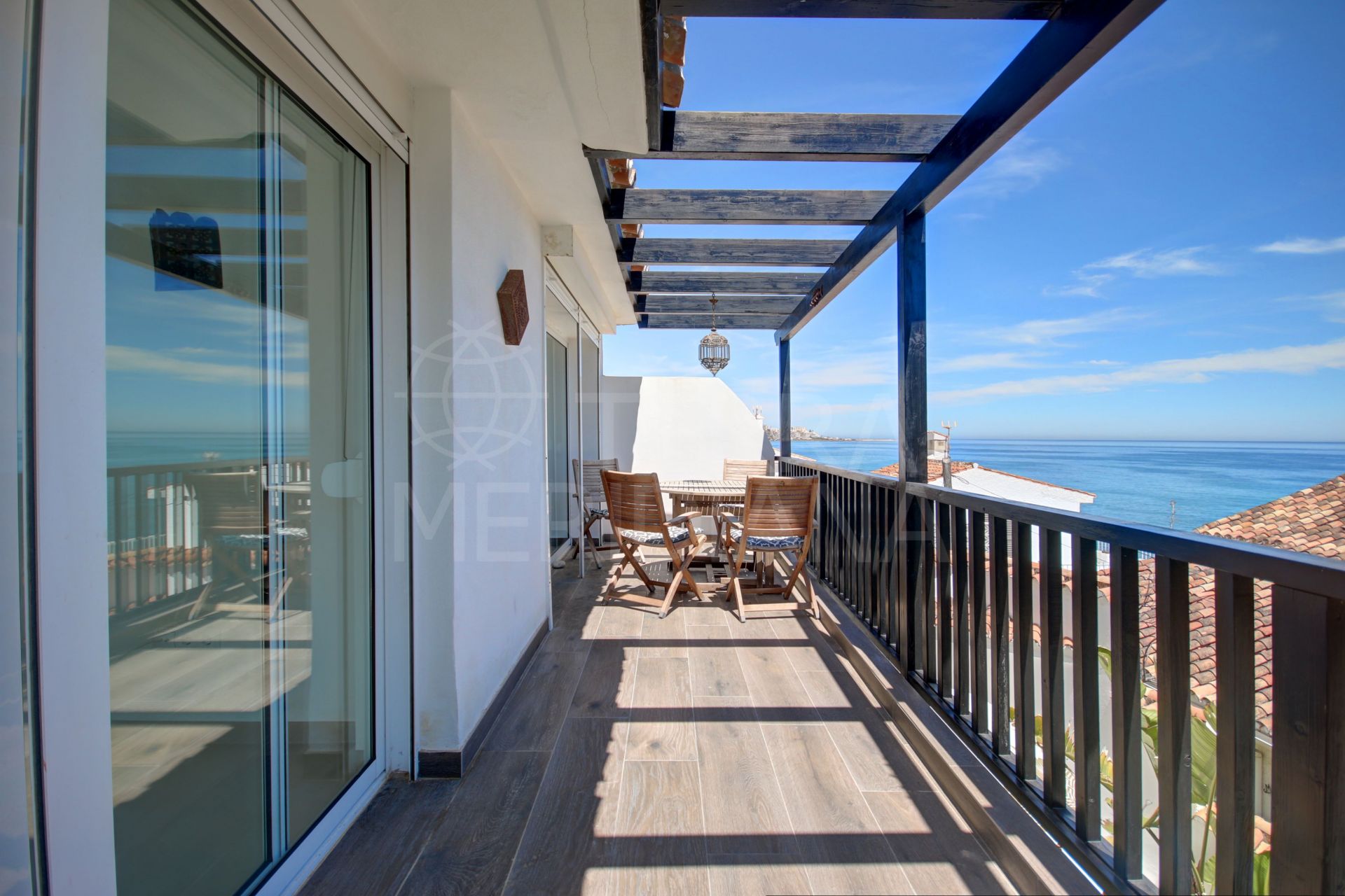Villa en complejo de primera linea de playa con vistas al mar en venta en Arena Beach, Estepona