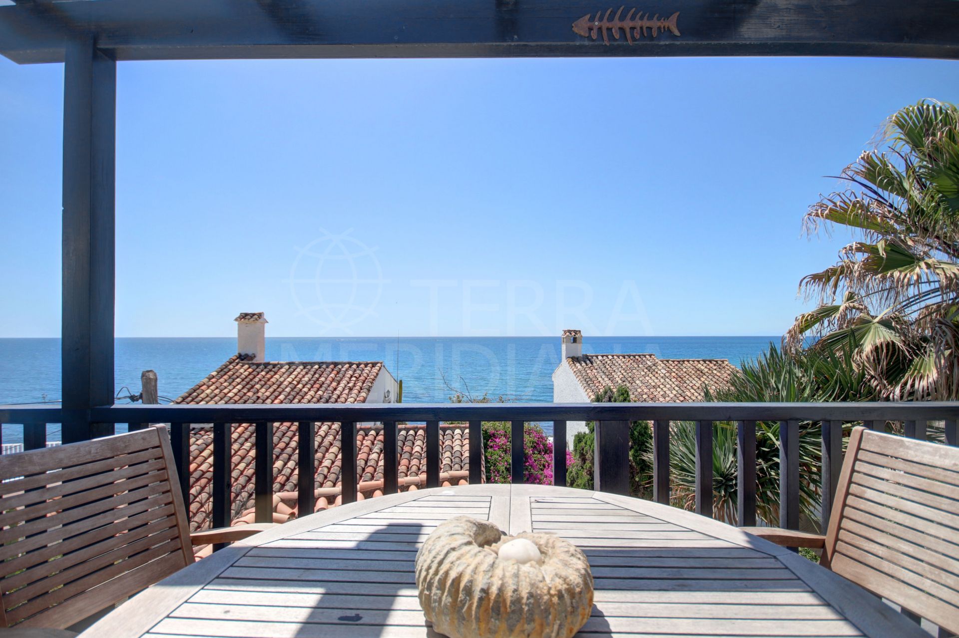 Villa en complejo de primera linea de playa con vistas al mar en venta en Arena Beach, Estepona