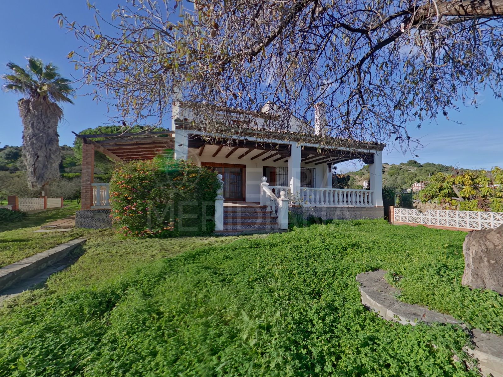 Domaine rural avec 2 maisons et vue sur la mer sur un vaste terrain à vendre à Estepona