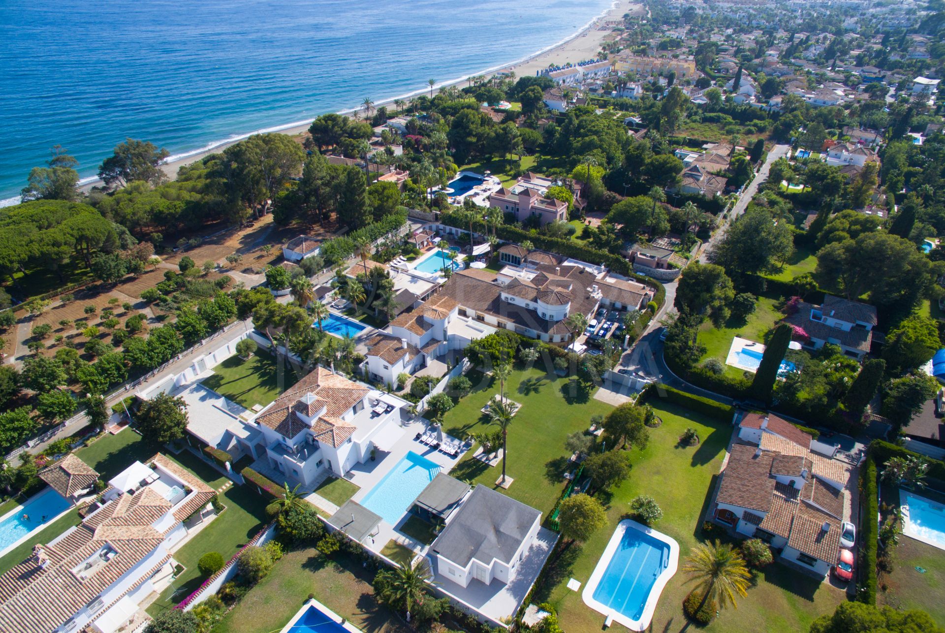Spectaculaire villa de style contemporain sur un grand terrain à vendre à Paraiso Barronal, Estepona.