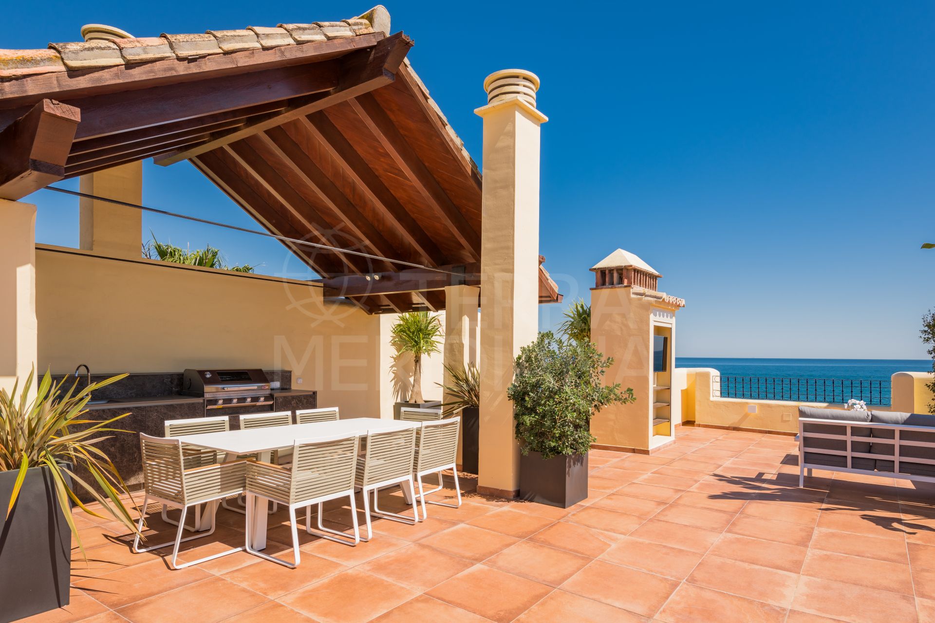 Renovated, frontline beach penthouse, 3 bedrooms, terraces, solarium, gated community, for sale in Estepona