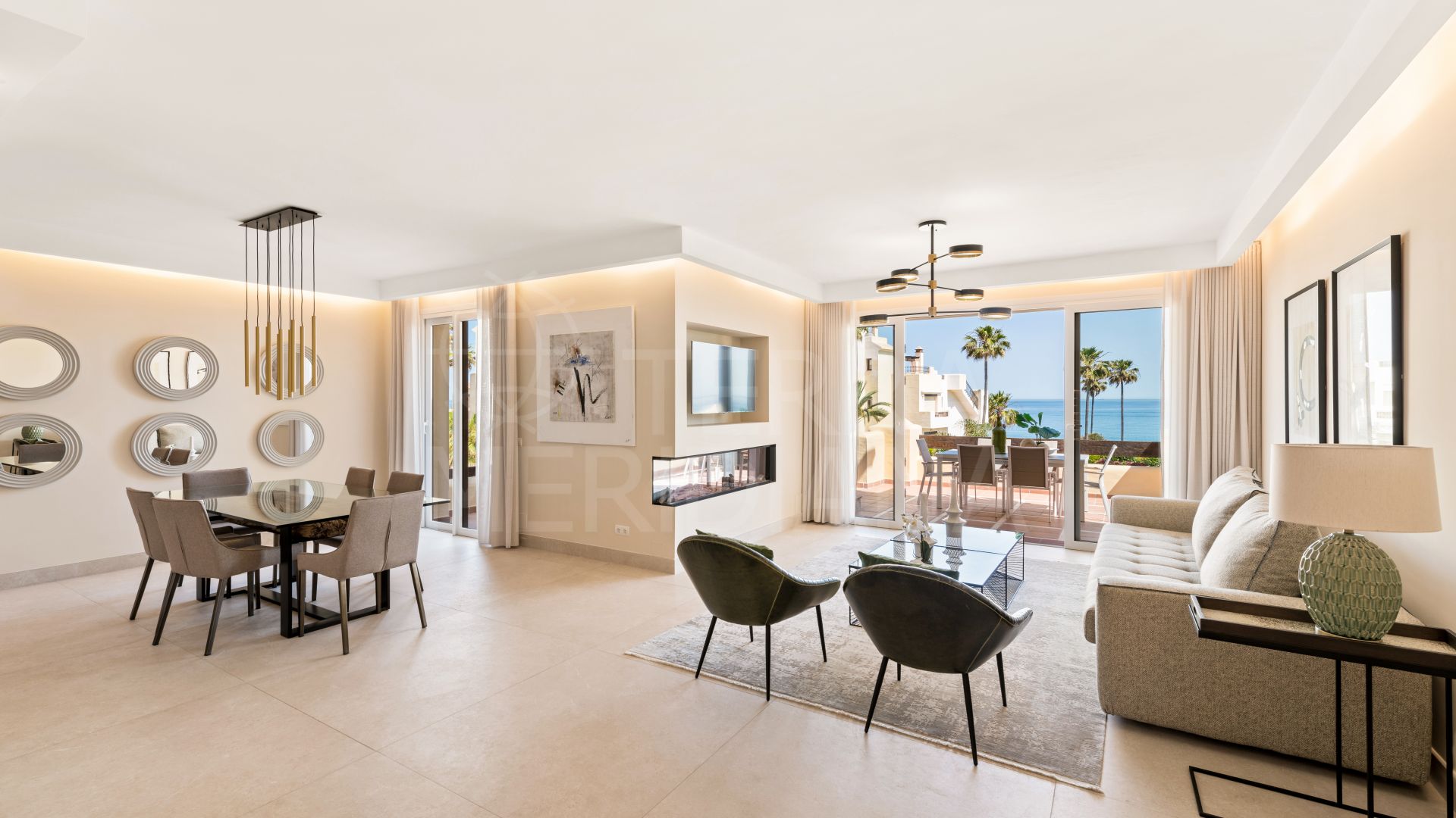 Ático triplex reformado, 4 dormitorios, junto a la playa, terrazas, urbanización cerrada, en venta en Estepona