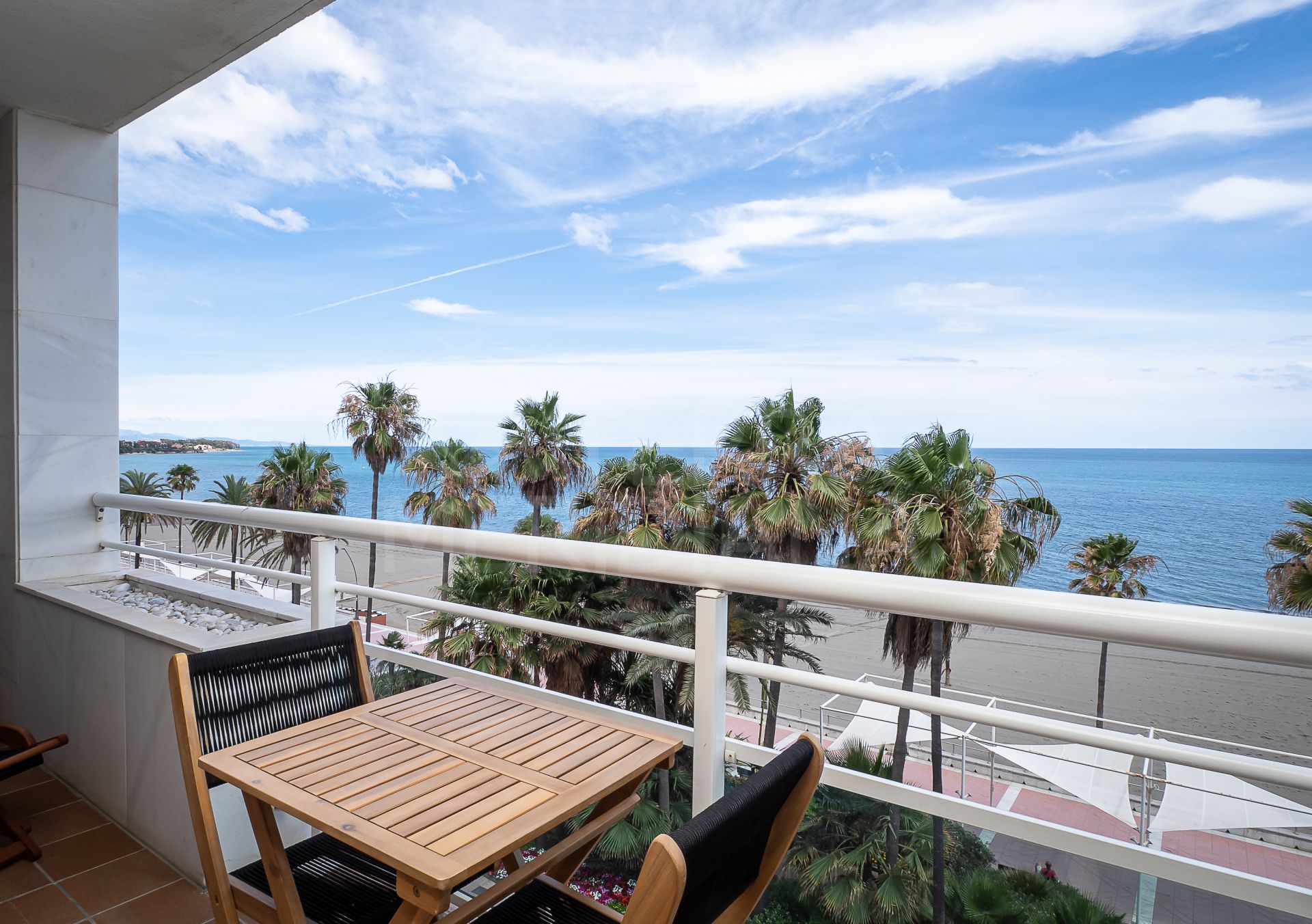 Apartamento de 3 habs en primera línea de playa con vistas para alquiler vacacional en Estepona