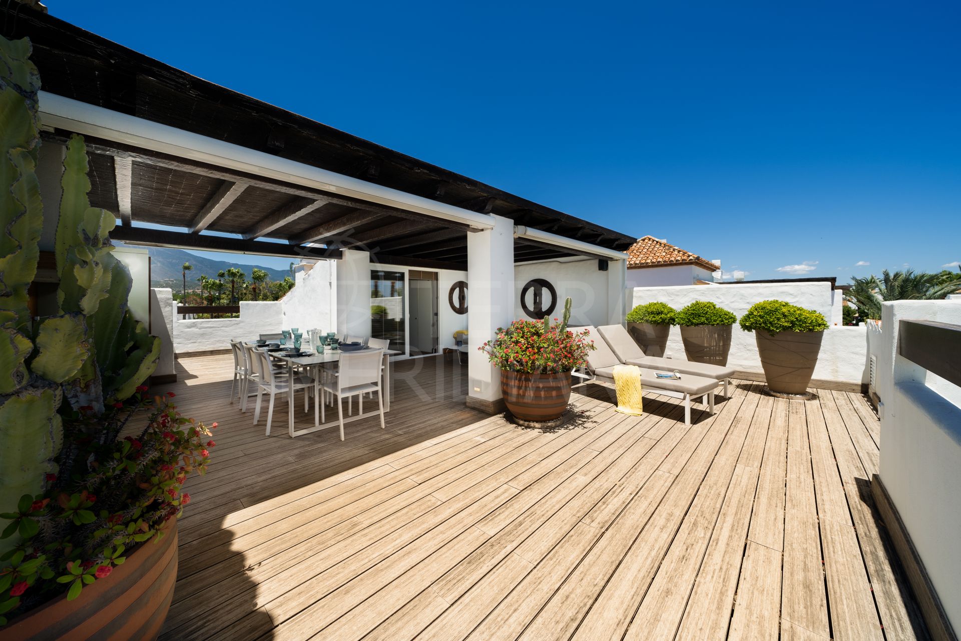 Ático dúplex de 3 dormitorios elegantemente renovado en primera línea de playa en venta en Alcazaba Beach, Estepona