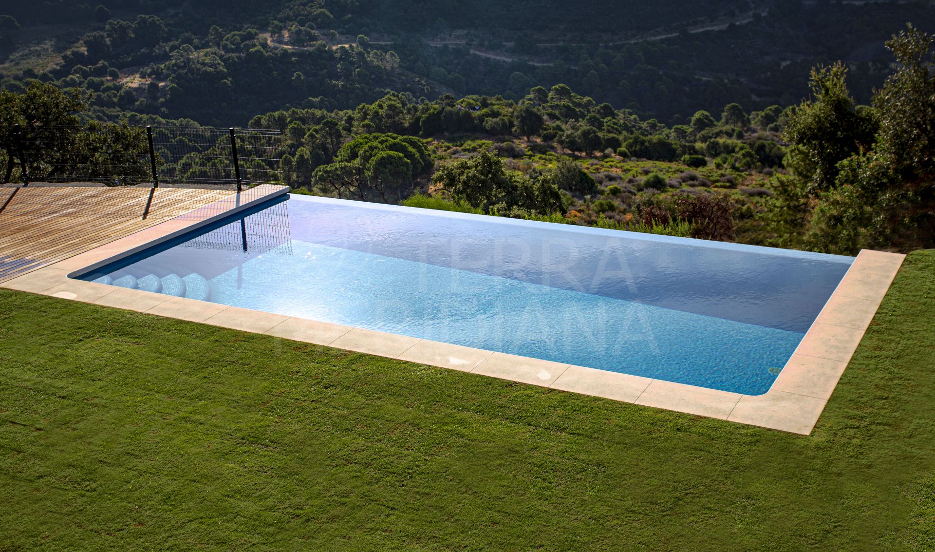 Nueva villa moderna de estilo andaluz diseñada a medida con vistas al mar en venta en Monte Mayor, Benahavís
