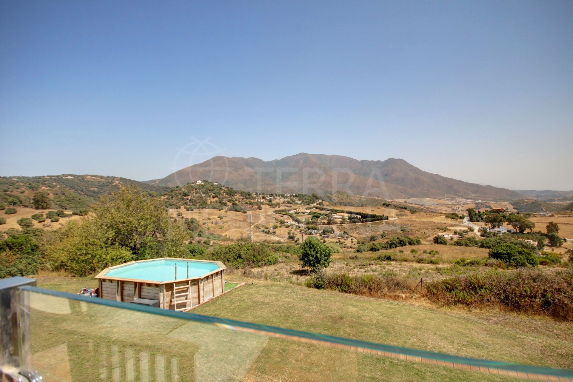 Preciosa casa de campo de 4 dormitorios con vistas panorámicas a las montañas en venta en Casares, Málaga