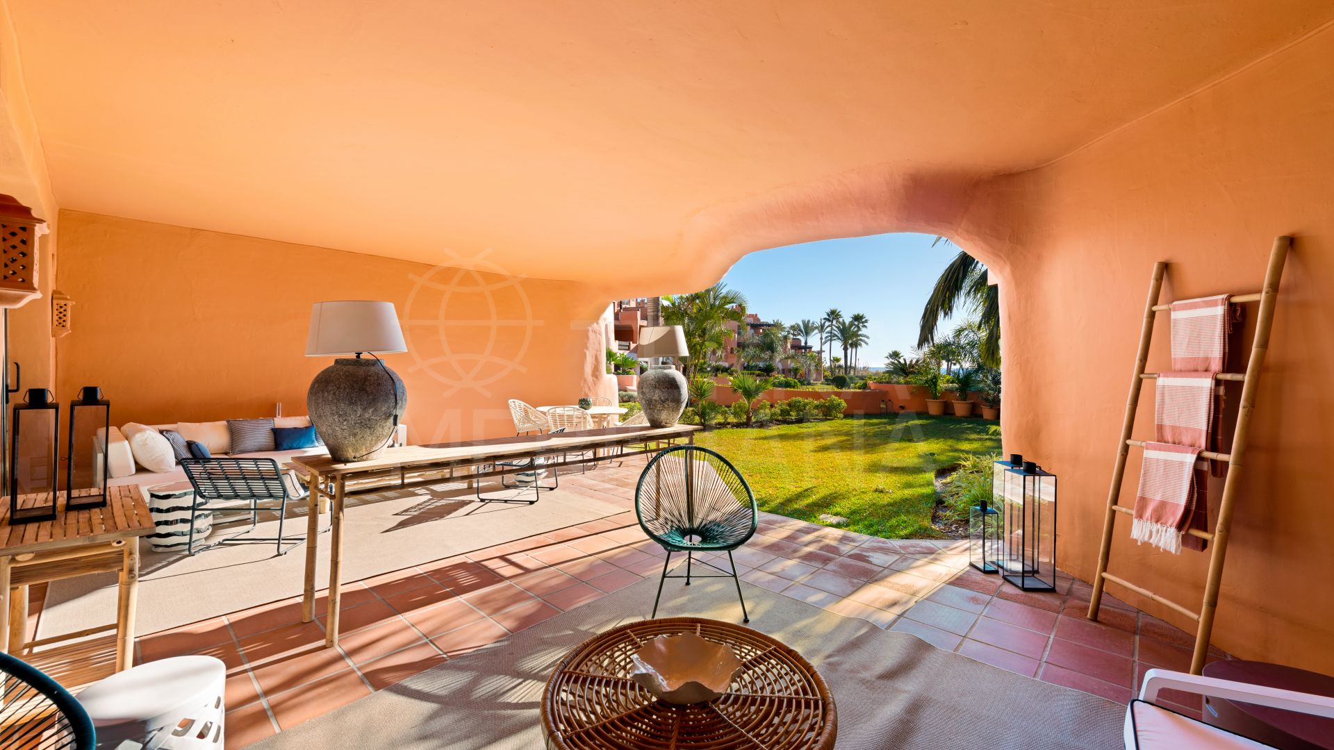 Nuevo apartamento de 2 dormitorios en primera línea de playa con vistas al mar en venta en La Morera, Marbella Este