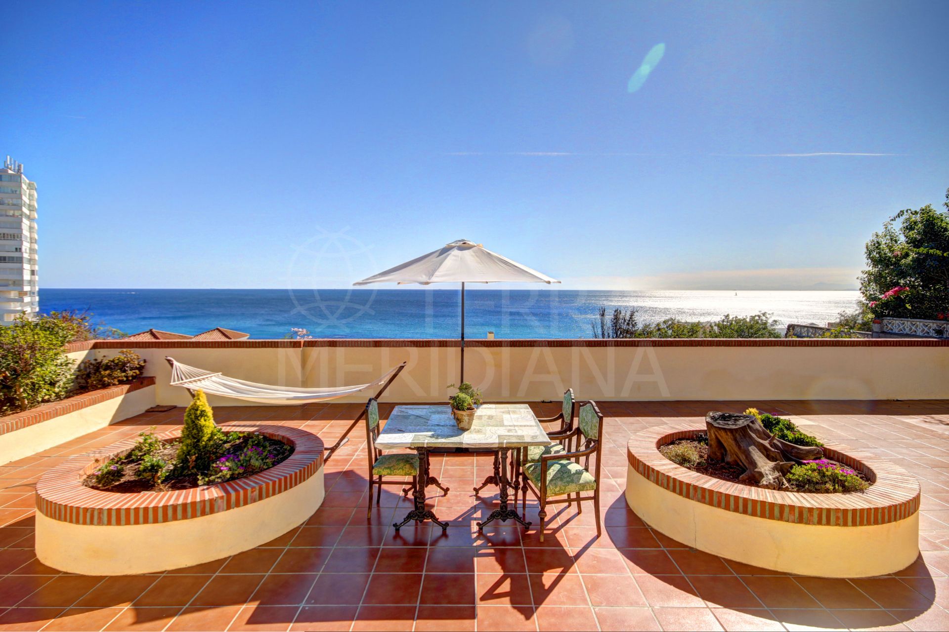 Villa de estilo español con vistas panorámicas al mar en venta en Torreguadiaro