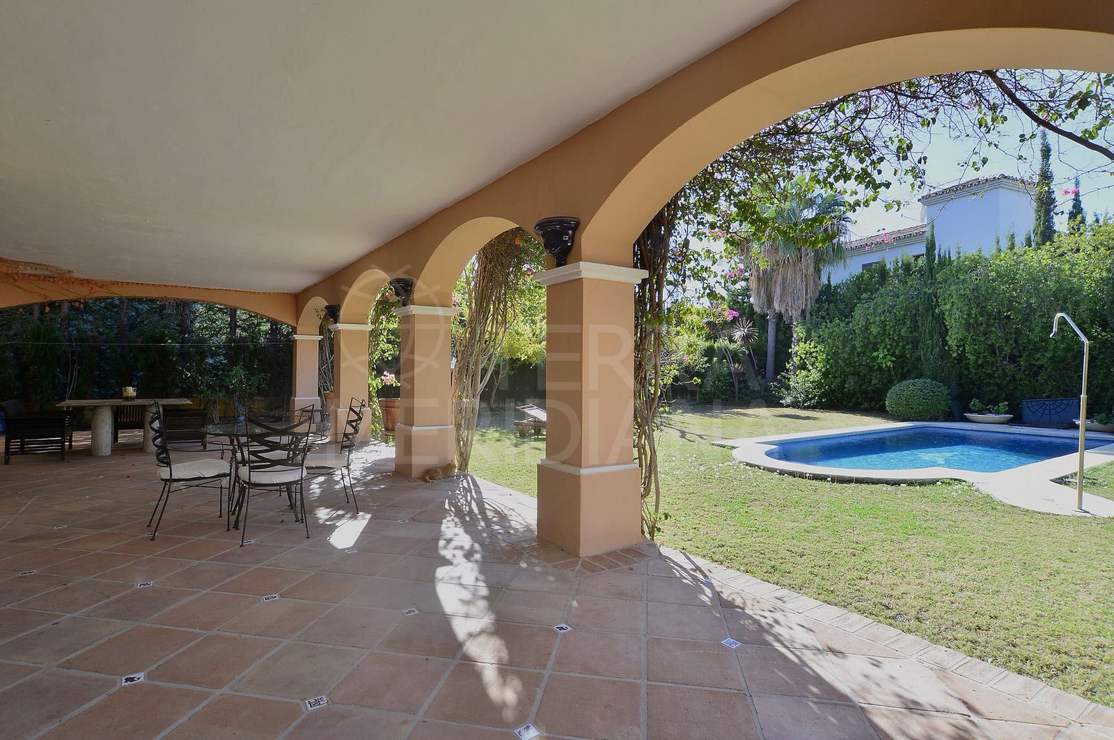 Hermosa villa de 4 dormitorios en venta en Nueva Andalucía
