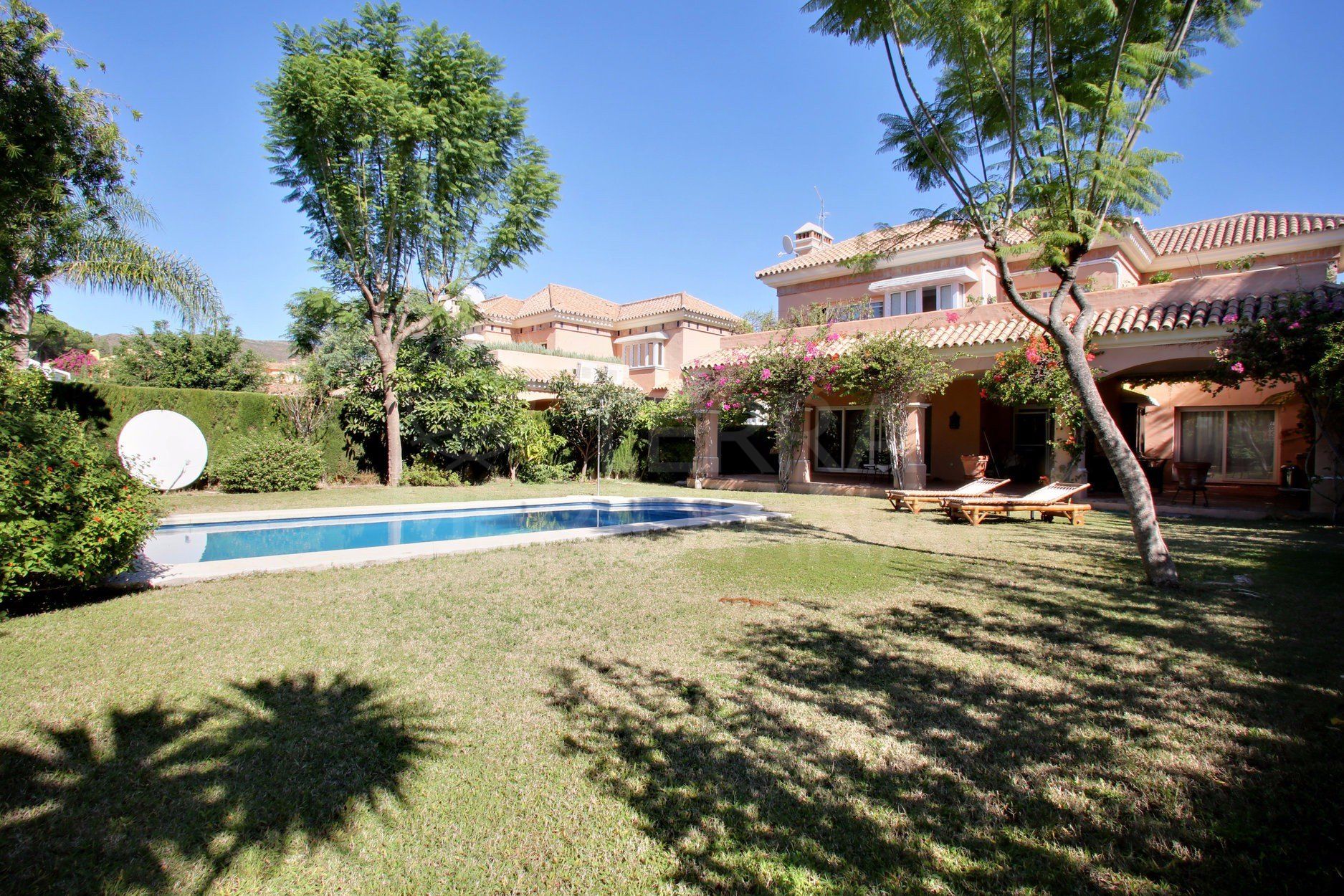 Hermosa villa de 4 dormitorios en venta en Nueva Andalucía