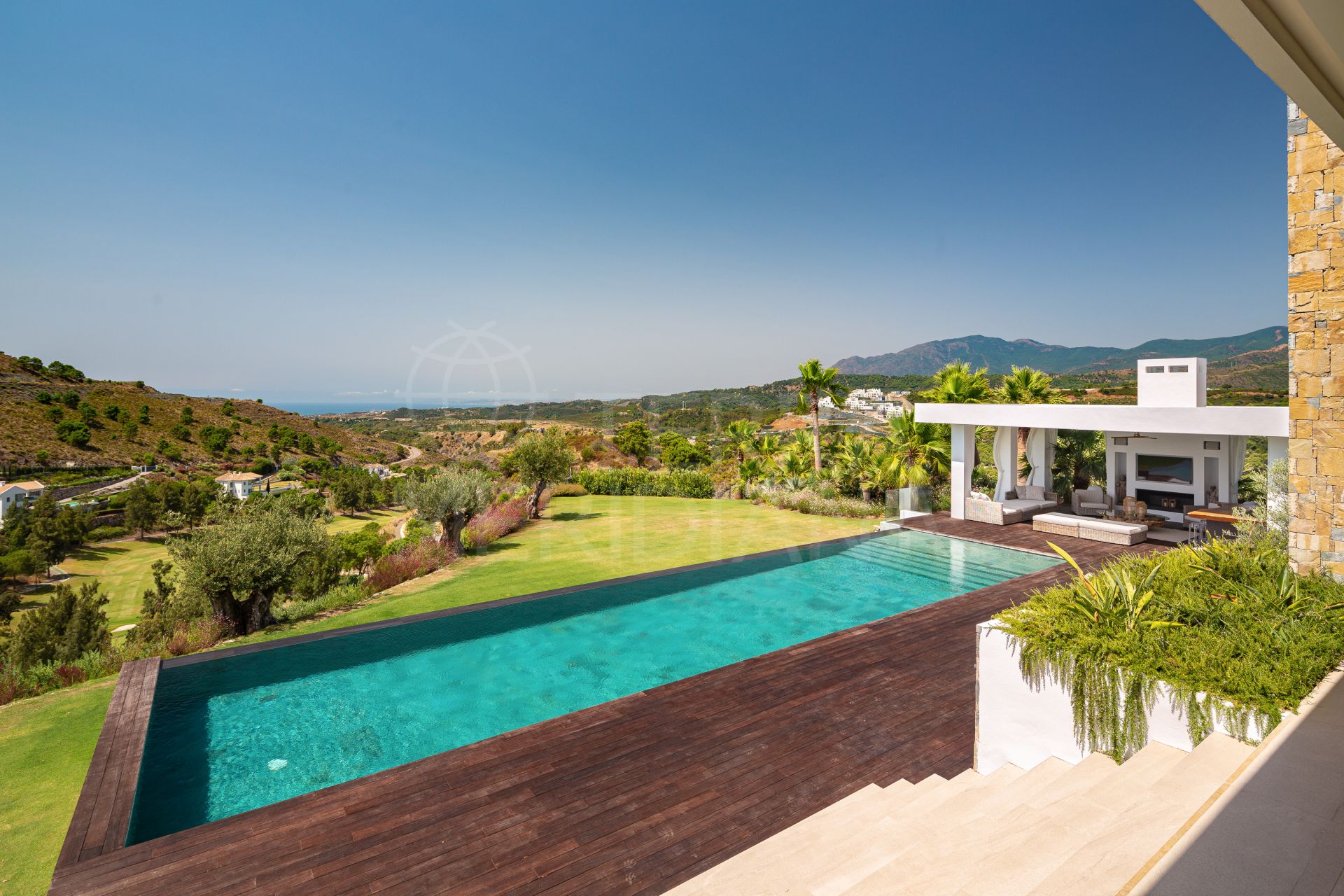 Villa de lujo a medida con 6 dormitorios en venta en el Marbella Club Golf Resort con vistas al mar
