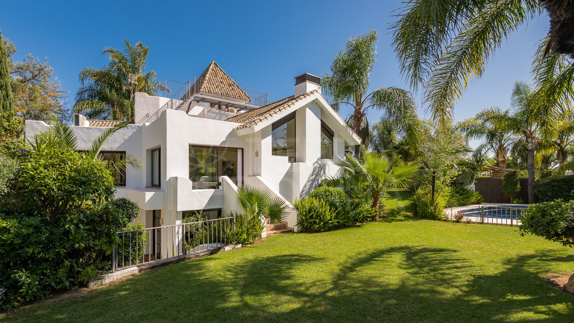 Fabuleuse villa de 5 chambres sur un grand terrain avec piscine et vue partielle sur la mer à vendre à El Rosario, Marbella