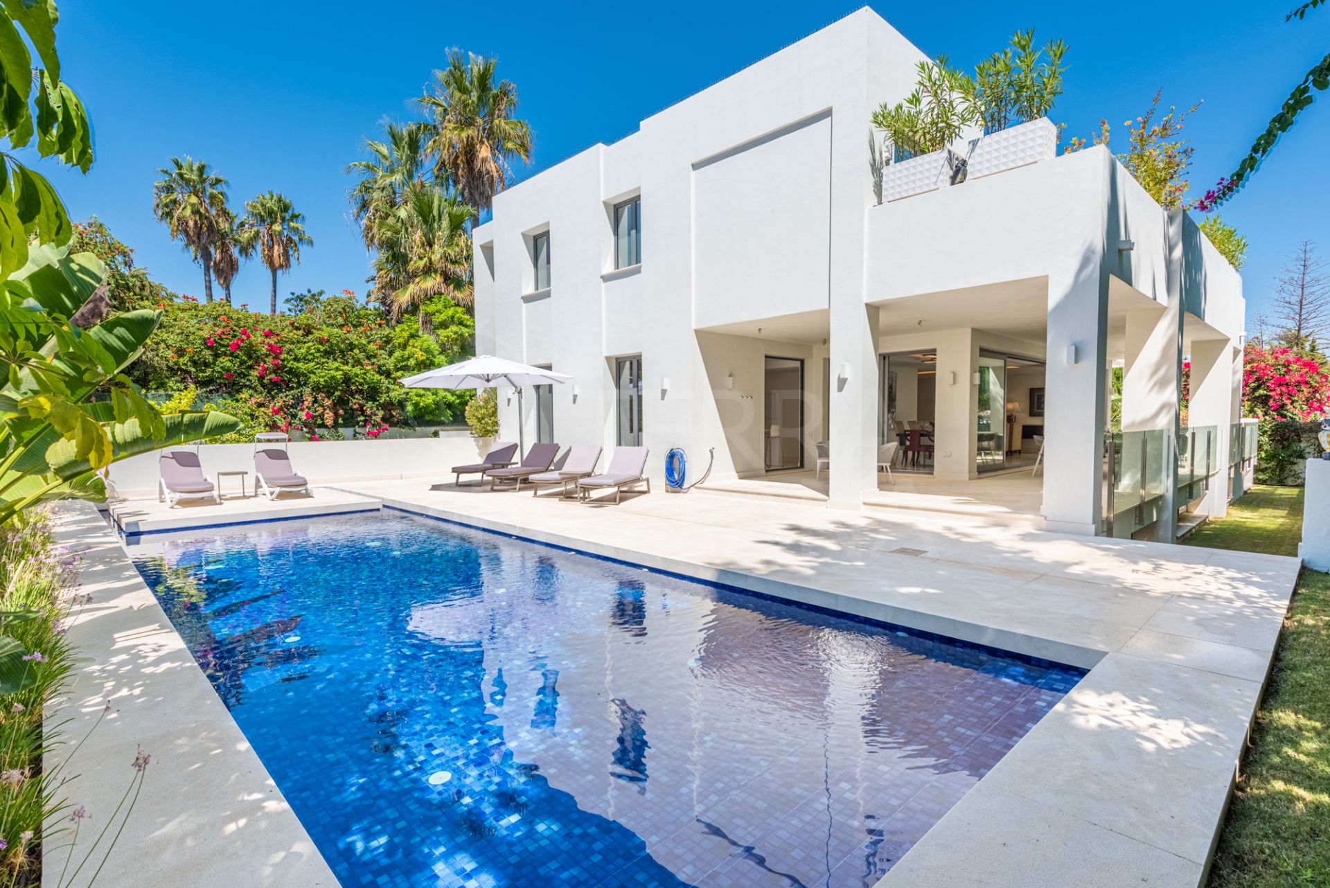 Magnífica villa de lujo de estilo contemporáneo a estrenar con 7 dormitorios en venta en Cortijo Blanco, Marbella